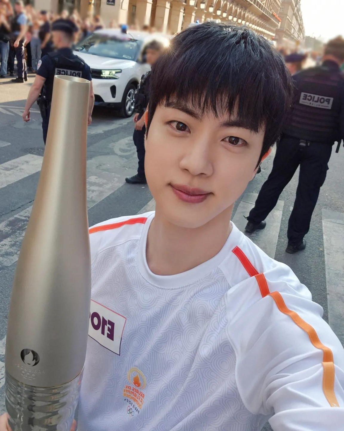 진의 성화 봉송 현장이 공개된다👀

채널A 예능 프로그램 ’선 넘은 패밀리’에서 방탄소년단 진의 성화 봉송 현장이 공개됩니다. 오늘(26일) 방송되는 회차에서는 올림픽을 겨냥한 파리 투어 꿀팁과 파비앙이 추천하는 찐 맛집 정보가 소개되는데요. 성화 봉송 현장을 찾은 김해나X알렉스 커플이 진의 성화 봉송 모습을 포착해 당시 생생한 현지의 열기를 느끼게 할 예정입니다. 이미지5