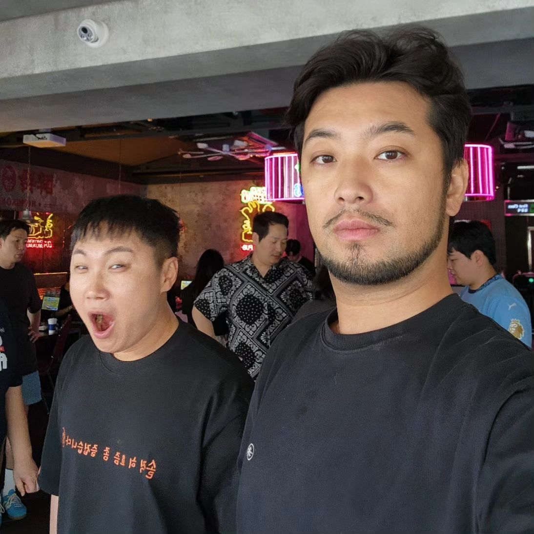 수염 기를지 말지 고민중🧔🏻🥸 이미지