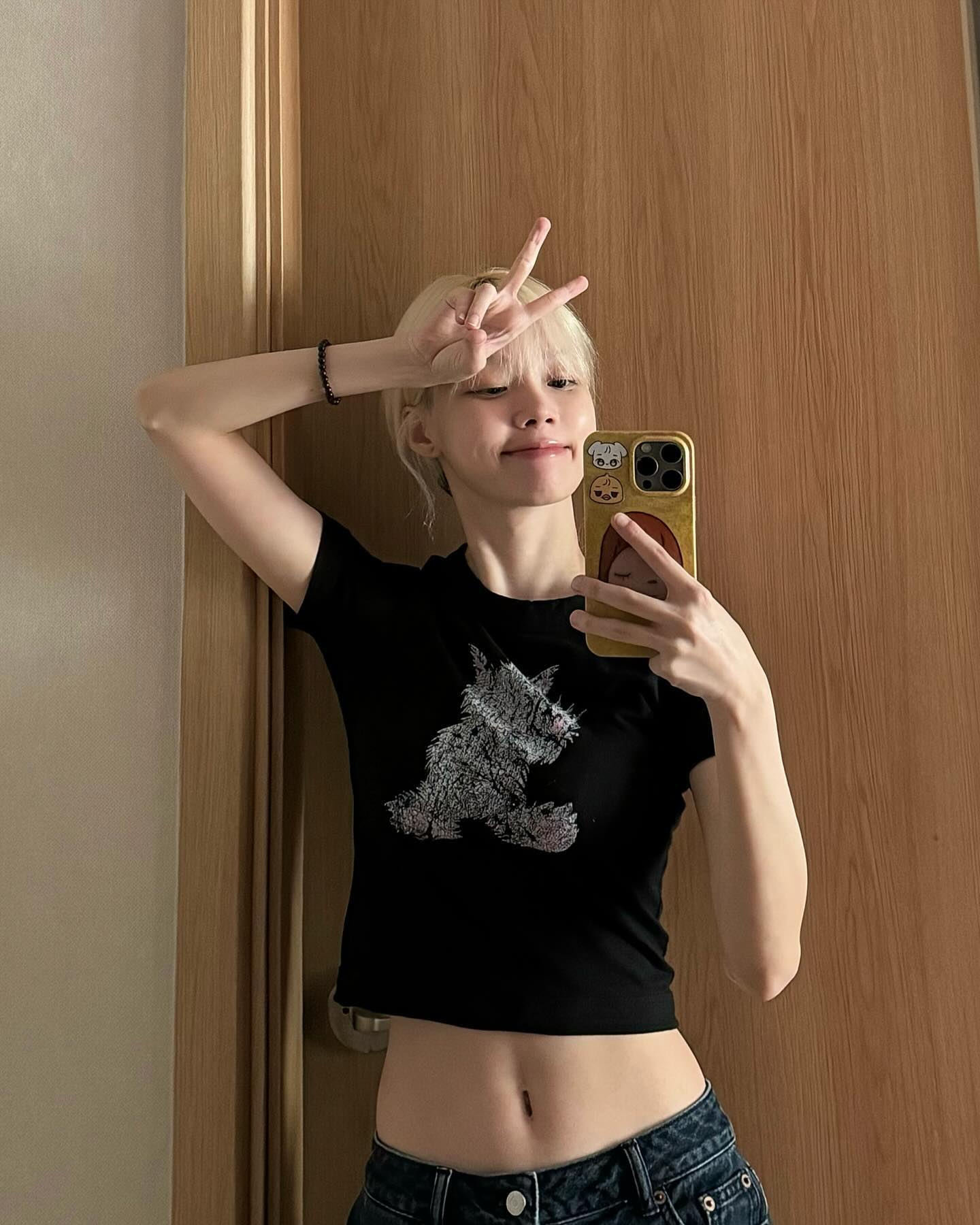블랙 크롭 반팔티의 시크한 맛☑️ 이미지