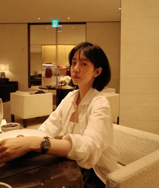 청초함의 대명사 수정언니🔮✨
청초함을 살려주는🤍단발+화이트셔츠 조합 이미지