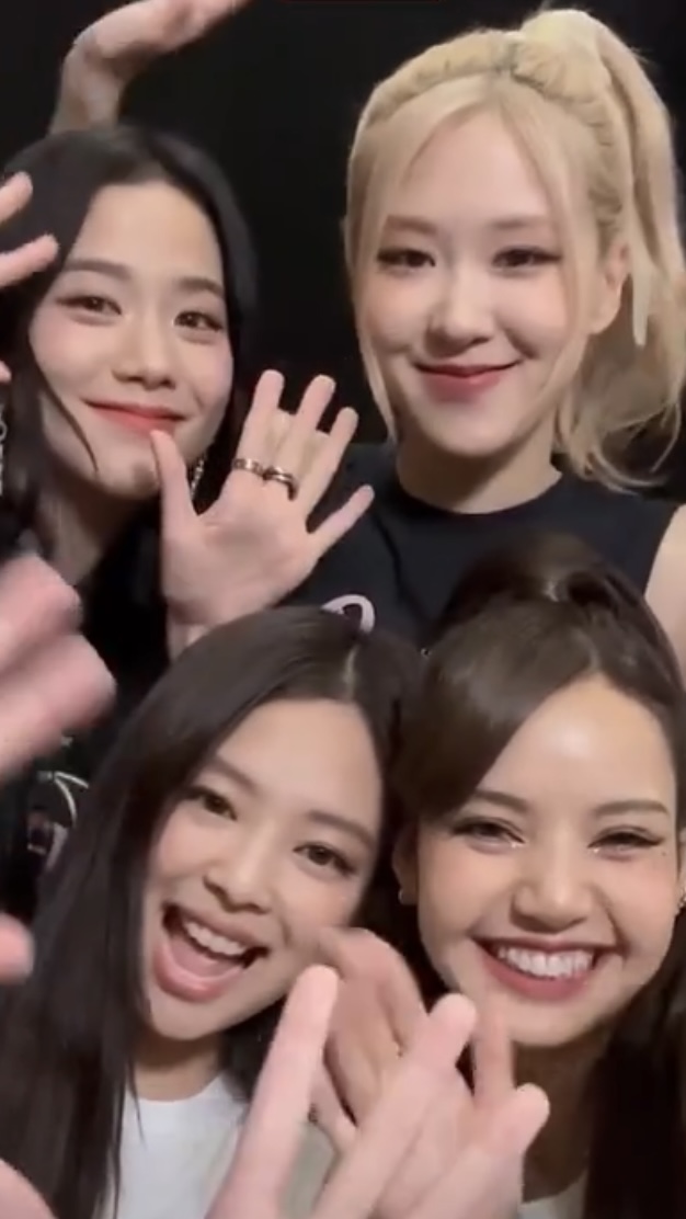 블랙핑크 만나러 가자🙌🏻🩷

블랙핑크가 8월 9일, 8주년을 맞아 완전체로 월드투어 실황이 담긴 영화 'BLACKPINK WORLD TOUR [BORN PINK] IN CINEMAS' 제작발표회에 참석합니다. YG엔터테인먼트는 이에 대해 “통상적인 영화 제작발표회에서 진행되는 출연진의 소감, 비하인드 스토리 토크, 매체 큐앤에이 등은 진행되지 않는다”고 밝혔는데요. 이어 블랙핑크는 레드 카펫 격인 ‘핑크빛’ 카펫으로 팬분들과 기자분께 무대 인사를 드릴 예정이라고 설명했습니다. 이미지