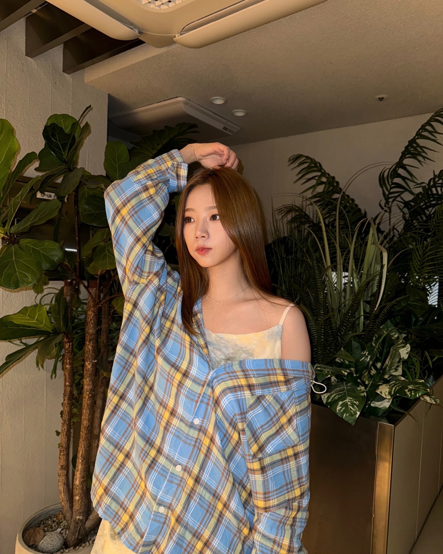 꾸안꾸 블루 체크셔츠로 청량 포인트🩵 이미지2