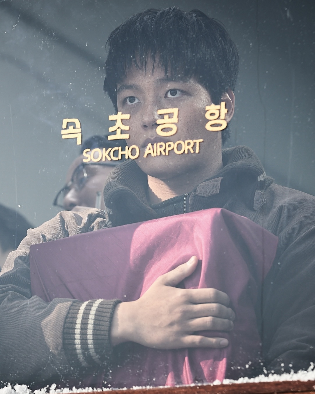 하이재킹 아직 못 본 사람?🍿

영화 ‘하이재킹’을 이제 IPTV와 VOD 서비스에서도 볼 수 있습니다. 지난달 21일 개봉한 ’하이재킹’은 전 세계 유례없는 기적으로 불리는 1971년 여객기 납치 사건을 모티브로 한 작품인데요. 전국 극장에서 절찬 상영 중이며 오늘(29일)부터 IPTV(KT Genie TV, LG U+TV, SK Btv), 케이블 TV VOD, KT 스카이라이프, 네이버 시리즈온, 구글 플레이, OTT 웨이브, 애플TV, 쿠팡플레이, 왓챠, 씨네폭스 등 다양한 온라인 및 모바일 플랫폼에서 시청할 수 있습니다. 이미지6