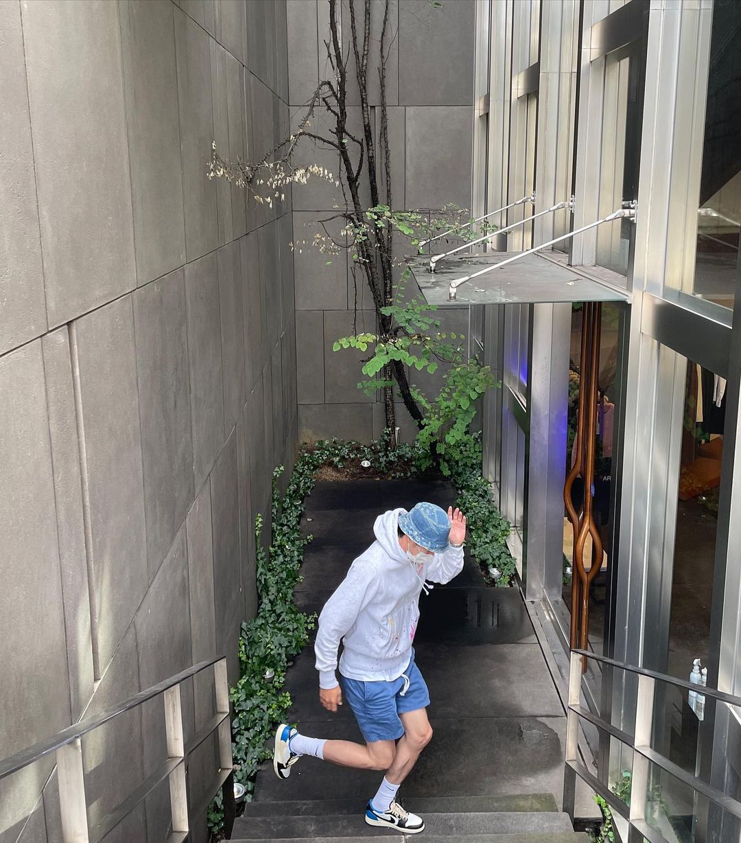 반바지에 흰양말 더하는 센스🧦 이미지8