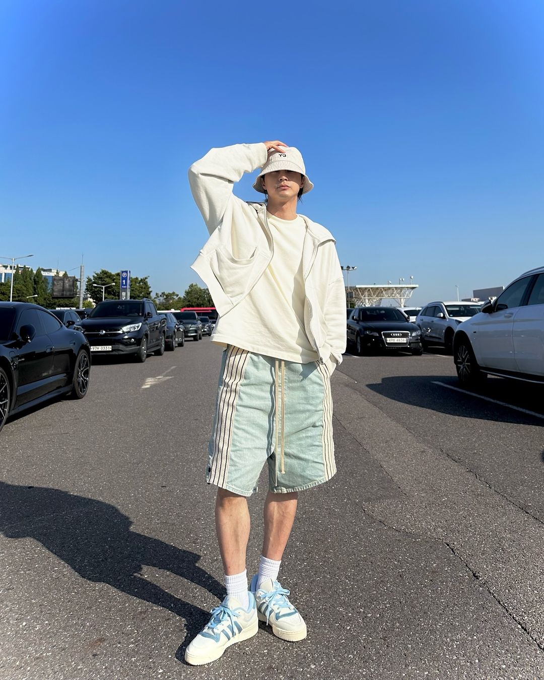 반바지에 흰양말 더하는 센스🧦 이미지3
