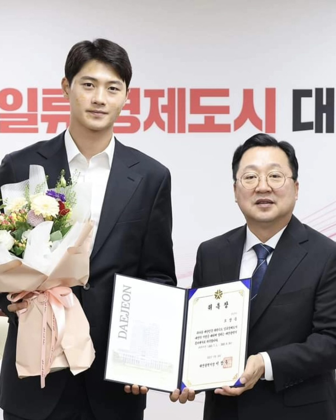 대전에 오상욱 체육관 생긴다🤺💙

대전에 펜싱 금메달리스트 오상욱 선수의 이름을 딴 체육관이 탄생합니다. 오상욱은 ‘2024 파리 올림픽’ 펜싱 남자 사브르 개인전 결승전에서 튀니지의 파레스 파르자니를 꺾고 금메달을 차지했는데요. 이에 이장우 대전광역시장은 SNS를 통해 우승 축하 메시지와 함께 "오상욱 선수에게 파리 올림픽 금메달을 목에 걸으면 새로 짓는 펜싱 체육관의 이름을 '오상욱체육관'으로 하겠다고 약속한 바 있다"며 "앞으로 남은 개인전과 단체전에서 박상원 선수와 함께 멋진 활약을 기대한다"고 공약을 소개했습니다. 이미지4