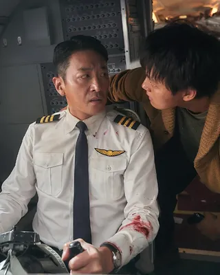 하이재킹 아직 못 본 사람?🍿
영화 ‘하이재킹’을 이제 IPTV와 VOD 서비스에서도 볼 수 있습니다. 지난달 21일 개봉한 ’하이재킹’은 전 세계 유례없는 기적으로 불리는 1971년 여객기 납치 사건을 모티브로 한 작품인데요. 전국 극장에서 절찬 상영 중이며 오늘(29일)부터 IPTV(KT Genie TV, LG U+TV, SK Btv), 케이블 TV VOD, KT 스카이라이프, 네이버 시리즈온, 구글 플레이, OTT 웨이브, 애플TV, 쿠팡플레이, 왓챠, 씨네폭스 등 다양한 온라인 및 모바일 플랫폼에서 시청할 수 있습니다. 이미지