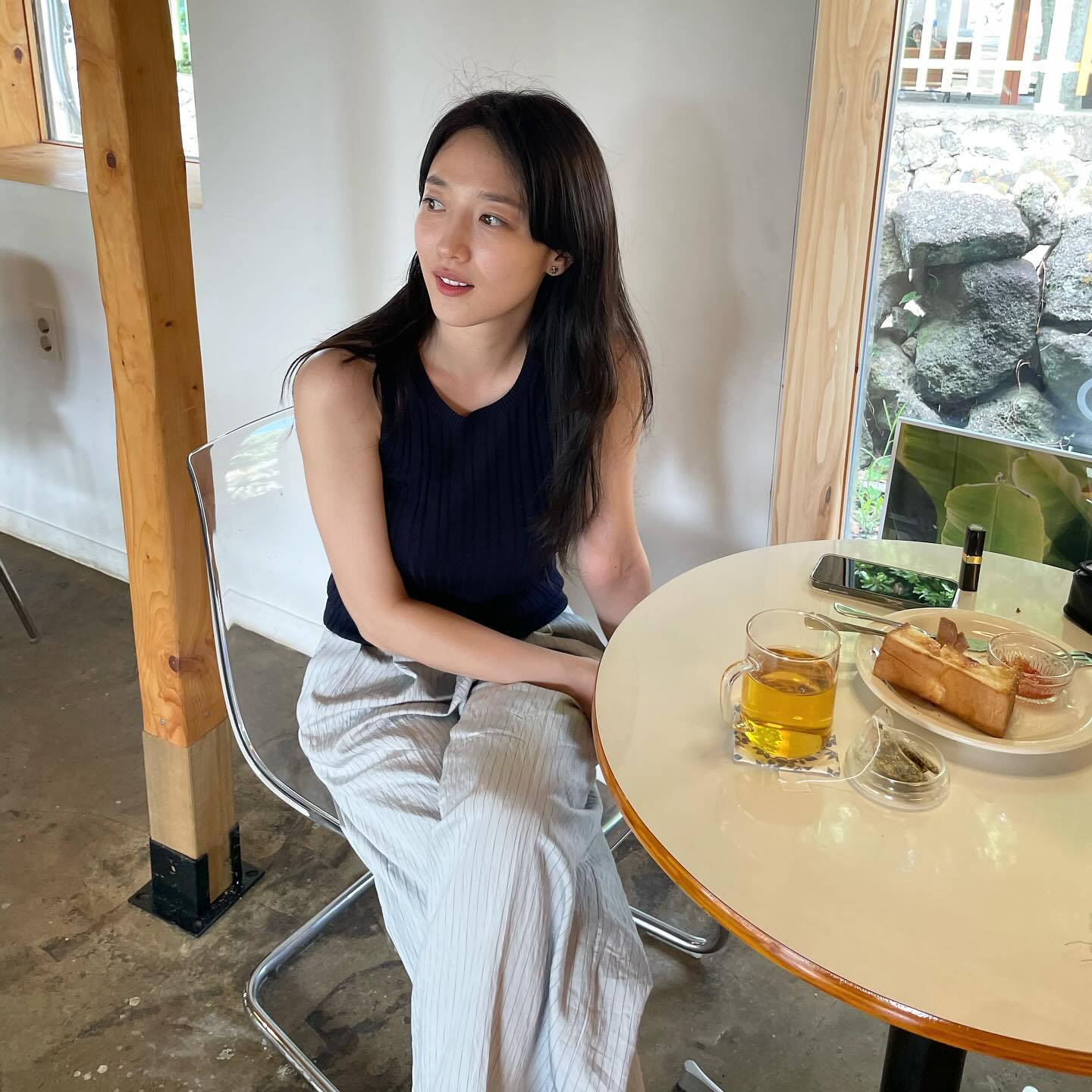 제주도 여행 떠난 셀럽들의 착장💙 이미지4