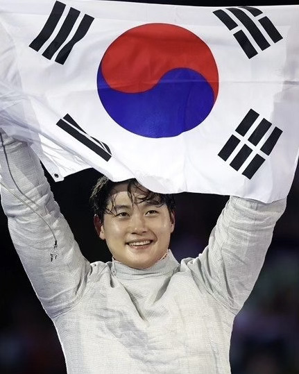 대전에 오상욱 체육관 생긴다🤺💙

대전에 펜싱 금메달리스트 오상욱 선수의 이름을 딴 체육관이 탄생합니다. 오상욱은 ‘2024 파리 올림픽’ 펜싱 남자 사브르 개인전 결승전에서 튀니지의 파레스 파르자니를 꺾고 금메달을 차지했는데요. 이에 이장우 대전광역시장은 SNS를 통해 우승 축하 메시지와 함께 "오상욱 선수에게 파리 올림픽 금메달을 목에 걸으면 새로 짓는 펜싱 체육관의 이름을 '오상욱체육관'으로 하겠다고 약속한 바 있다"며 "앞으로 남은 개인전과 단체전에서 박상원 선수와 함께 멋진 활약을 기대한다"고 공약을 소개했습니다. 이미지3