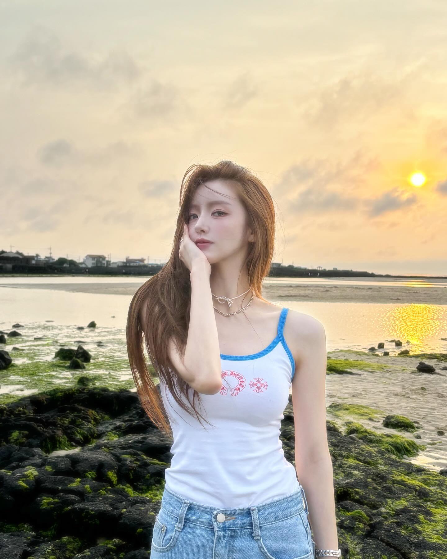 셀럽들의 민소매 브랜드는? 👀🔍
브랜드 시그니처 로고로 여름 포인트 하기 좋은 민소매 5가지☀️

1. 크롬하츠 홀스슈 로고 탱크 탑

2. 디젤 로고 플라크 컷아웃 니트 탑

3. 생 로랑 카산드라 탱크 탑

4. 로에베 애너그램 탱크 탑

5. 펜디 코튼 탑 이미지