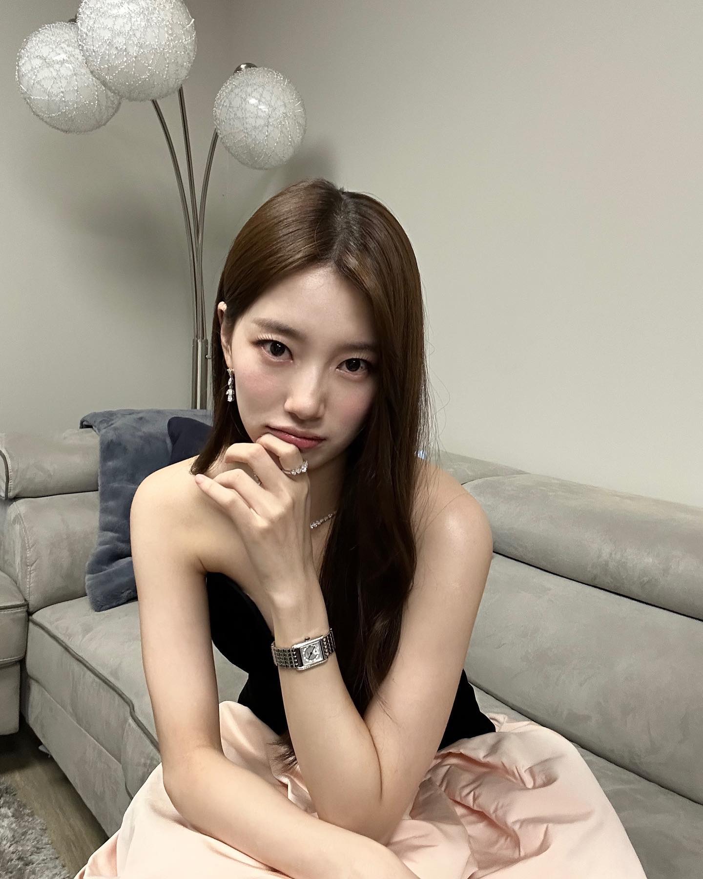 수지 미모는 뱀파이어가 맞긴 해👸🏻

수지가 드라마 ‘현혹’ 출연을 제안받고 검토 중입니다. ‘현혹’은 매혹적인 여인의 초상화 의뢰를 맡은 화가와 시간이 지날수록 밝혀지는 여인의 정체와 미스터리한 사건을 담은 드라마로 동명의 웹툰을 원작으로 하는데요. 앞서 류준열과 한소희가 출연한다는 소식이 전해진 바 있으나, 두 사람의 사생활 이슈로 인해 출연이 무산됐던 작품이기도 하죠. 기획 단계에서부터 수지에게 처음으로 러브콜이 갔으나 스케줄 여부로 한차례 무산됐다가 ‘현혹’ 제작 기간이 조율되며 다시 제안받은 것으로 알려졌으며, 출연을 확정한다면 수지는 뱀파이어 여인 ‘송정화’ 역할을 맡게 됩니다. 이미지