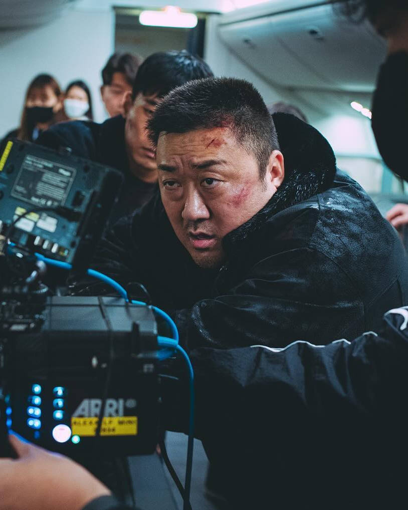 마동석 제작 영화 촬영 완료🎬

배우이자 프로듀서 마동석이 기획 총괄 및 제작을 맡은 영화 ‘단골식당’이 개봉됩니다. 배급사 스튜디오 산타클로스엔터테인먼트는 오늘(30일) 최근 촬영을 모두 끝내고 후반 작업 후 2025년 개봉 예정이라고 밝혔는데요. ‘단골식당’은 워커홀릭 영어강사 ‘미원’(주현영)이 엄마 ‘예분’(김미경)의 갑작스러운 실종으로 엄마를 찾고자 동네 사람들과 힘을 합치면서 벌어지는 이야기를 유쾌하고 따뜻하게 그린 미스터리 추리극으로 주현영, 고창석, 김미경, 정용화 등 다채로운 개성을 지닌 배우들이 활약할 예정입니다. 이미지