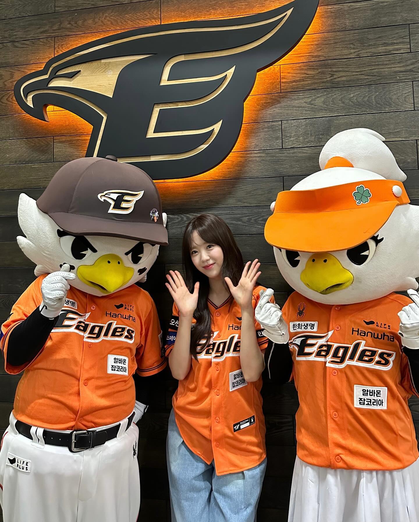 요즘 대세는 야구?!⚾️✨
야구 팬들 사로잡은 셀럽들의 시구 패션💙 이미지