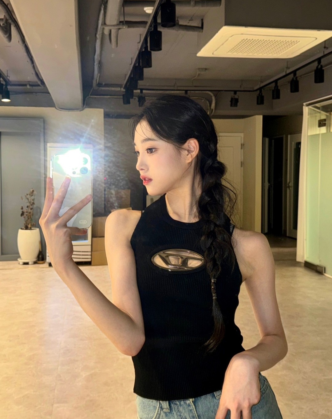 셀럽들의 민소매 브랜드는? 👀🔍
브랜드 시그니처 로고로 여름 포인트 하기 좋은 민소매 5가지☀️

1. 크롬하츠 홀스슈 로고 탱크 탑

2. 디젤 로고 플라크 컷아웃 니트 탑

3. 생 로랑 카산드라 탱크 탑

4. 로에베 애너그램 탱크 탑

5. 펜디 코튼 탑 이미지