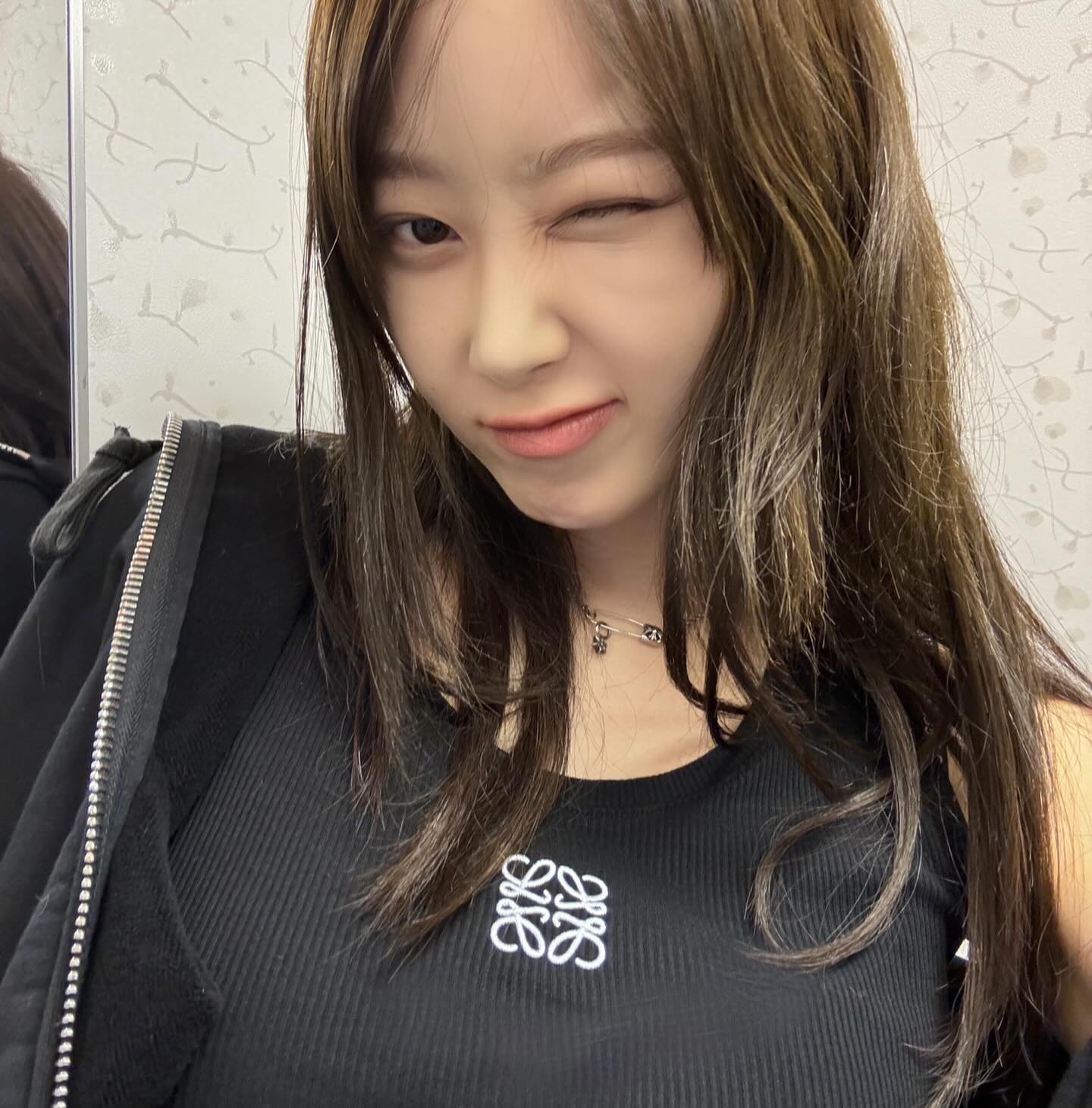 셀럽들의 민소매 브랜드는? 👀🔍
브랜드 시그니처 로고로 여름 포인트 하기 좋은 민소매 5가지☀️

1. 크롬하츠 홀스슈 로고 탱크 탑

2. 디젤 로고 플라크 컷아웃 니트 탑

3. 생 로랑 카산드라 탱크 탑

4. 로에베 애너그램 탱크 탑

5. 펜디 코튼 탑 이미지7