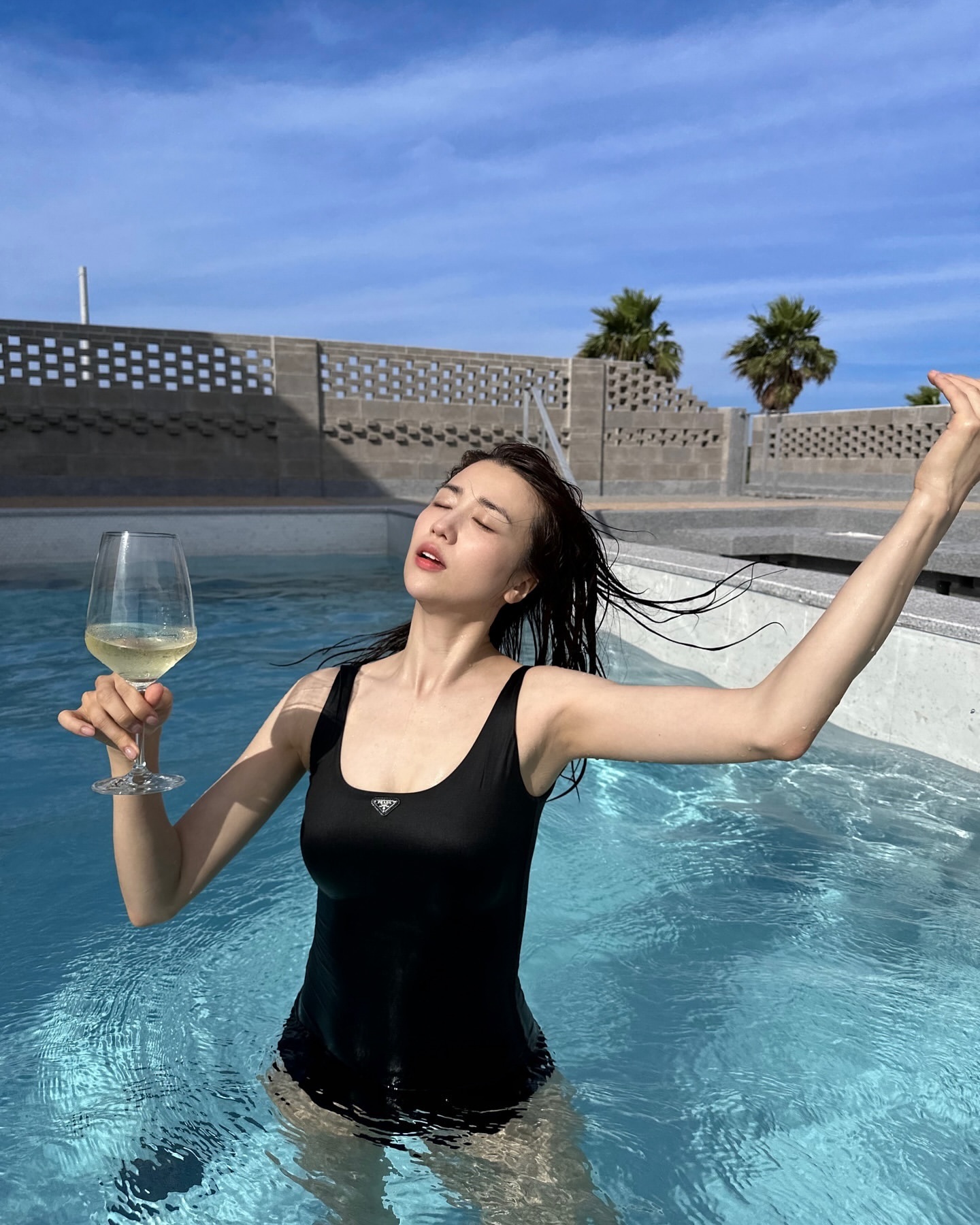 올 여름 인생샷은 모노키니랑🩵🌊 이미지