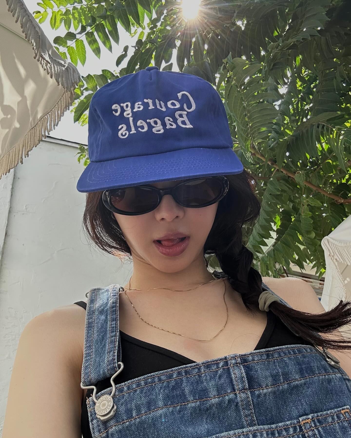 요즘 셀럽들은 이 색에 빠졌다?🧢
블루 볼캡으로 더운 여름에 시원한 포인트💙✨ 이미지2