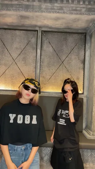 투애니원 붐 오는 중🔥다라x민지
힙여돌 원조는 역시 2NE1🖤선글라스와 블랙으로 시밀러룩😎 이미지
