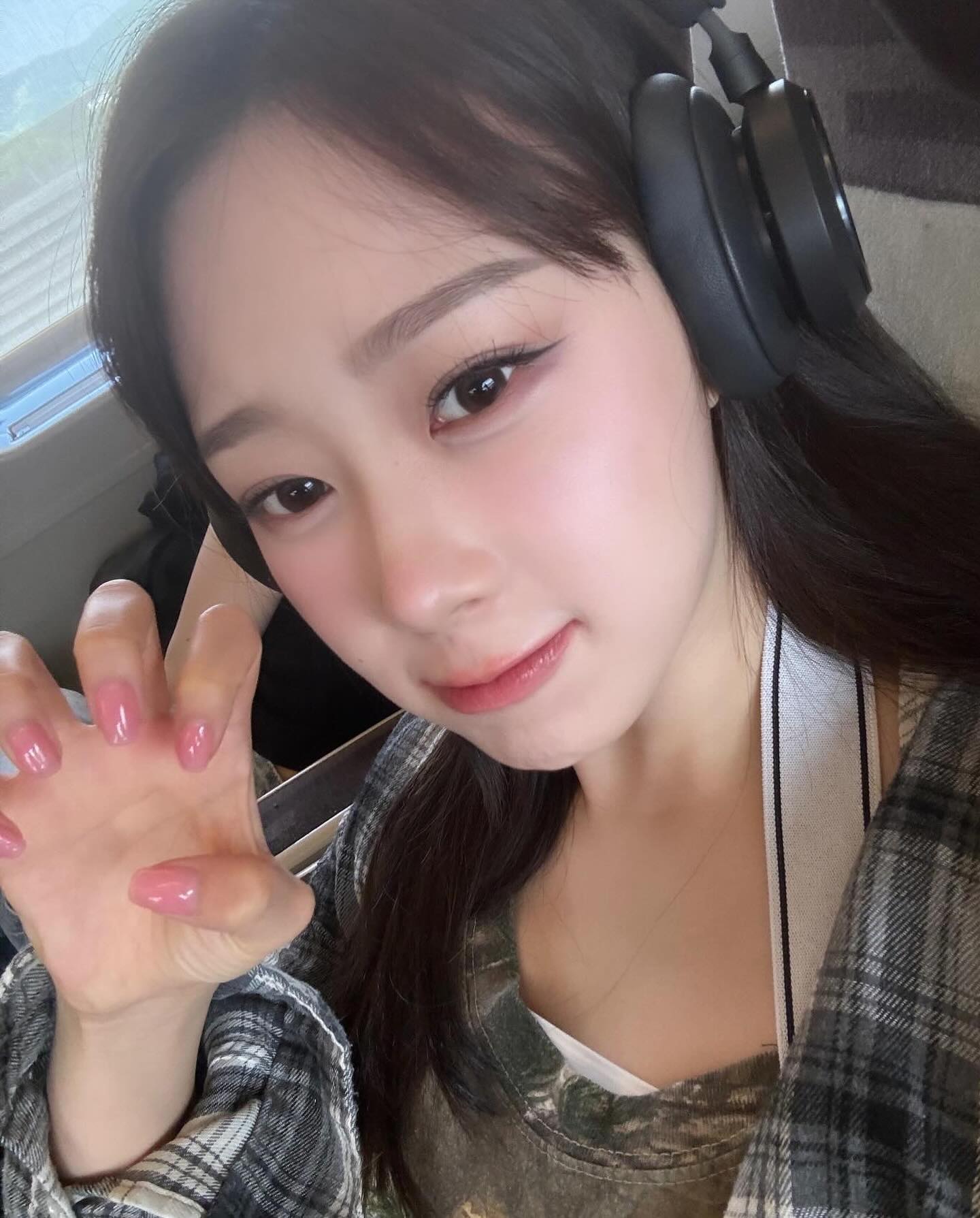 언니들 셀피로 알아보는 심플 네일💅 이미지