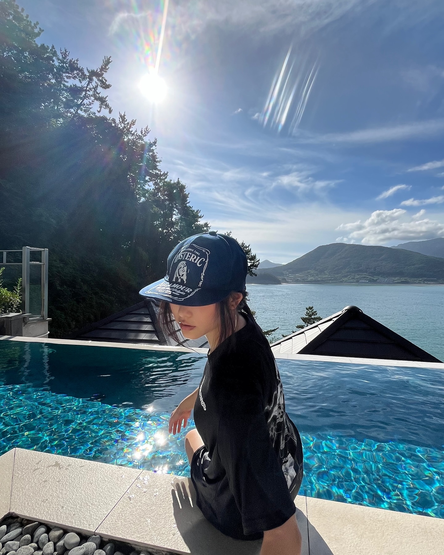 요즘 셀럽들은 이 색에 빠졌다?🧢
블루 볼캡으로 더운 여름에 시원한 포인트💙✨ 이미지6