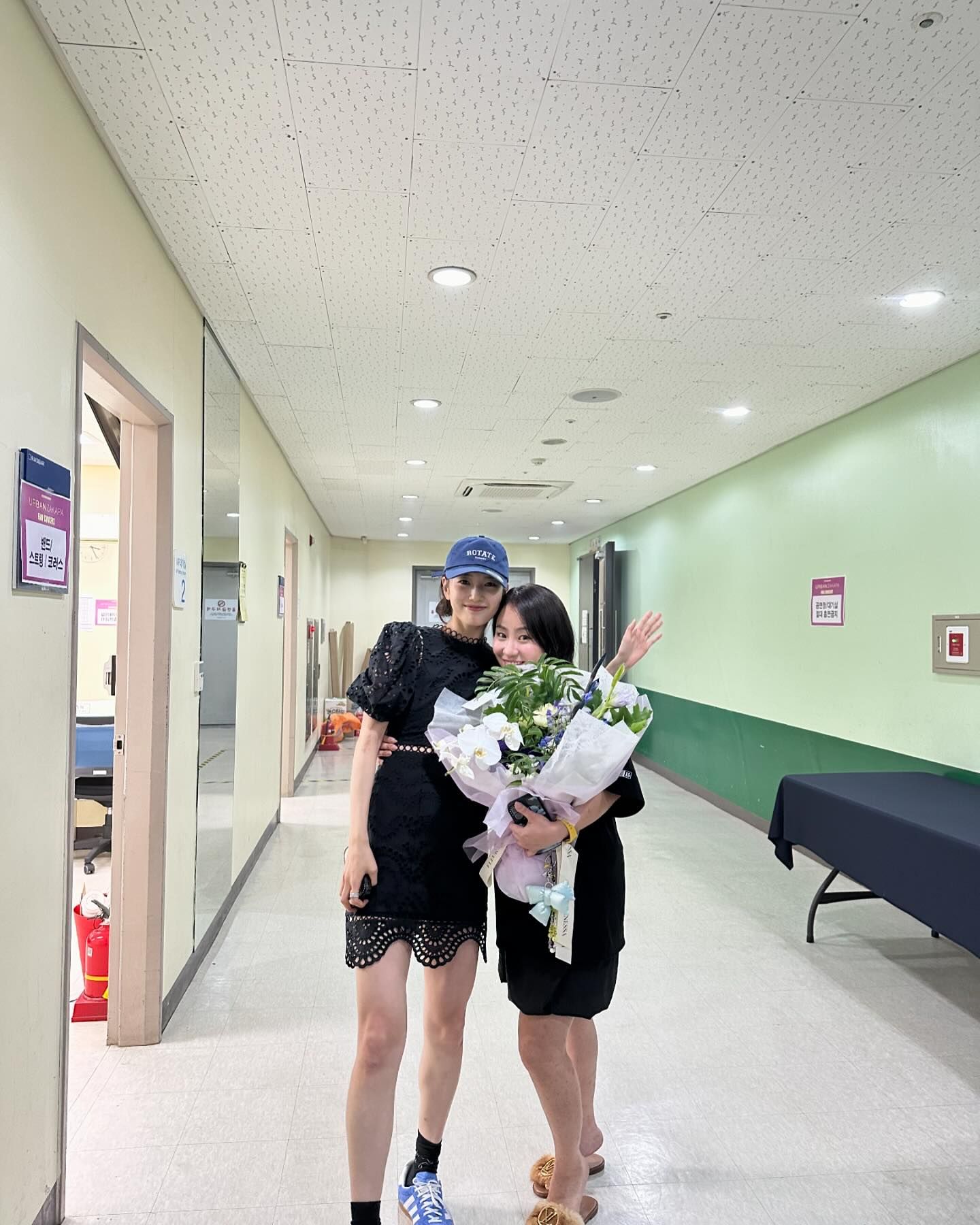 요즘 셀럽들은 이 색에 빠졌다?🧢
블루 볼캡으로 더운 여름에 시원한 포인트💙✨ 이미지3