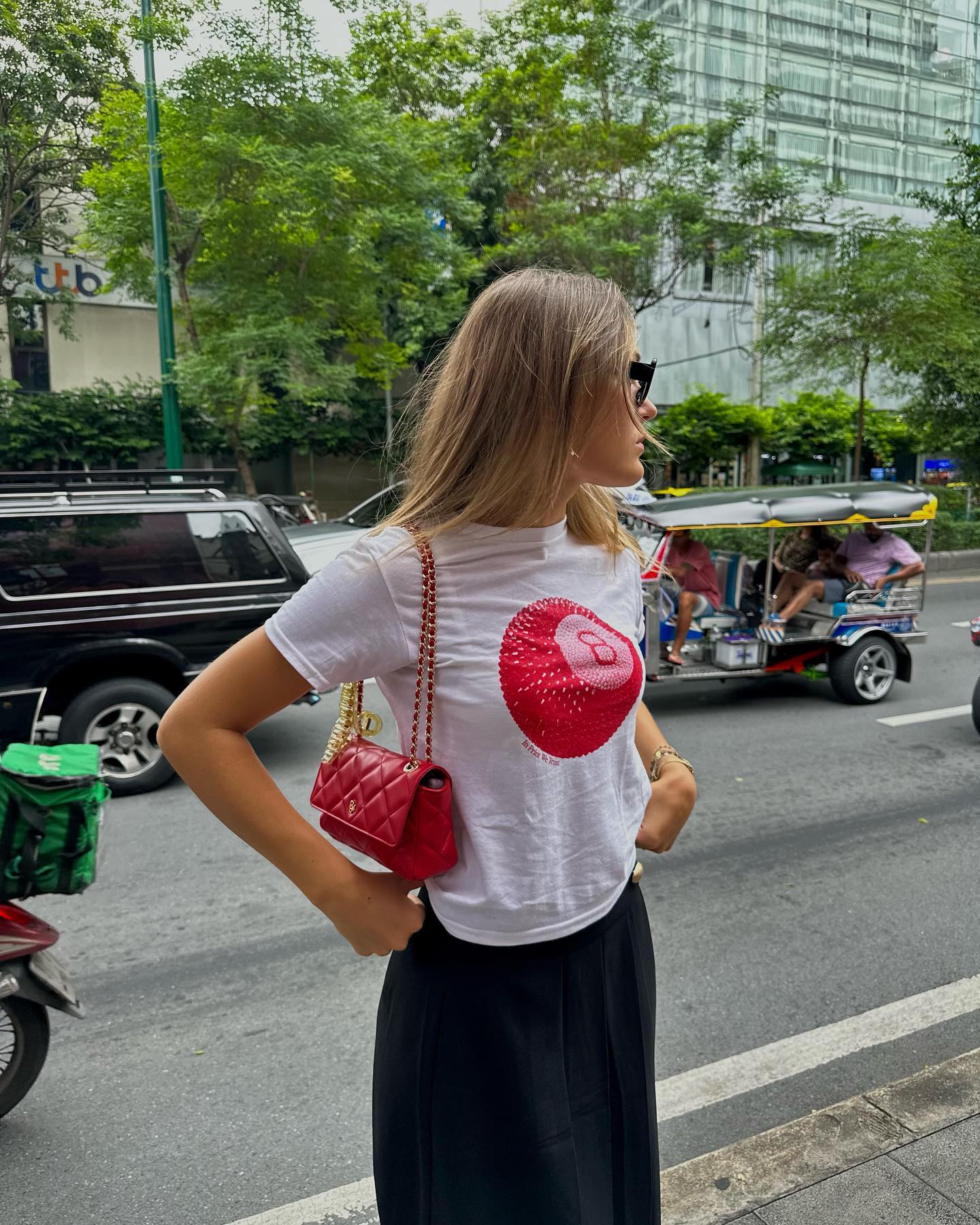 여름 화이트 반팔티엔 레드 그래픽🤍❤️ 이미지