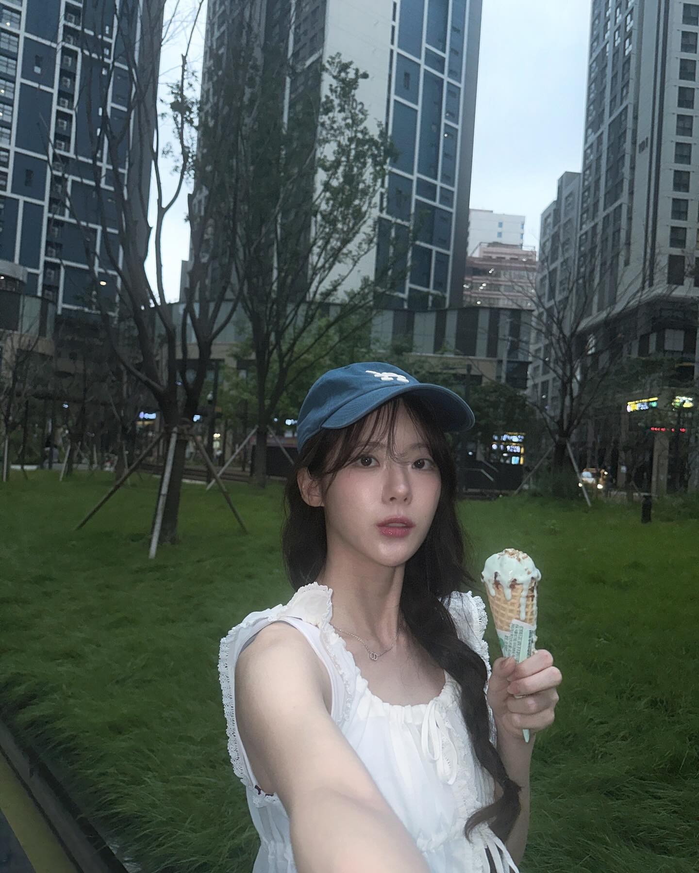 요즘 셀럽들은 이 색에 빠졌다?🧢
블루 볼캡으로 더운 여름에 시원한 포인트💙✨ 이미지5