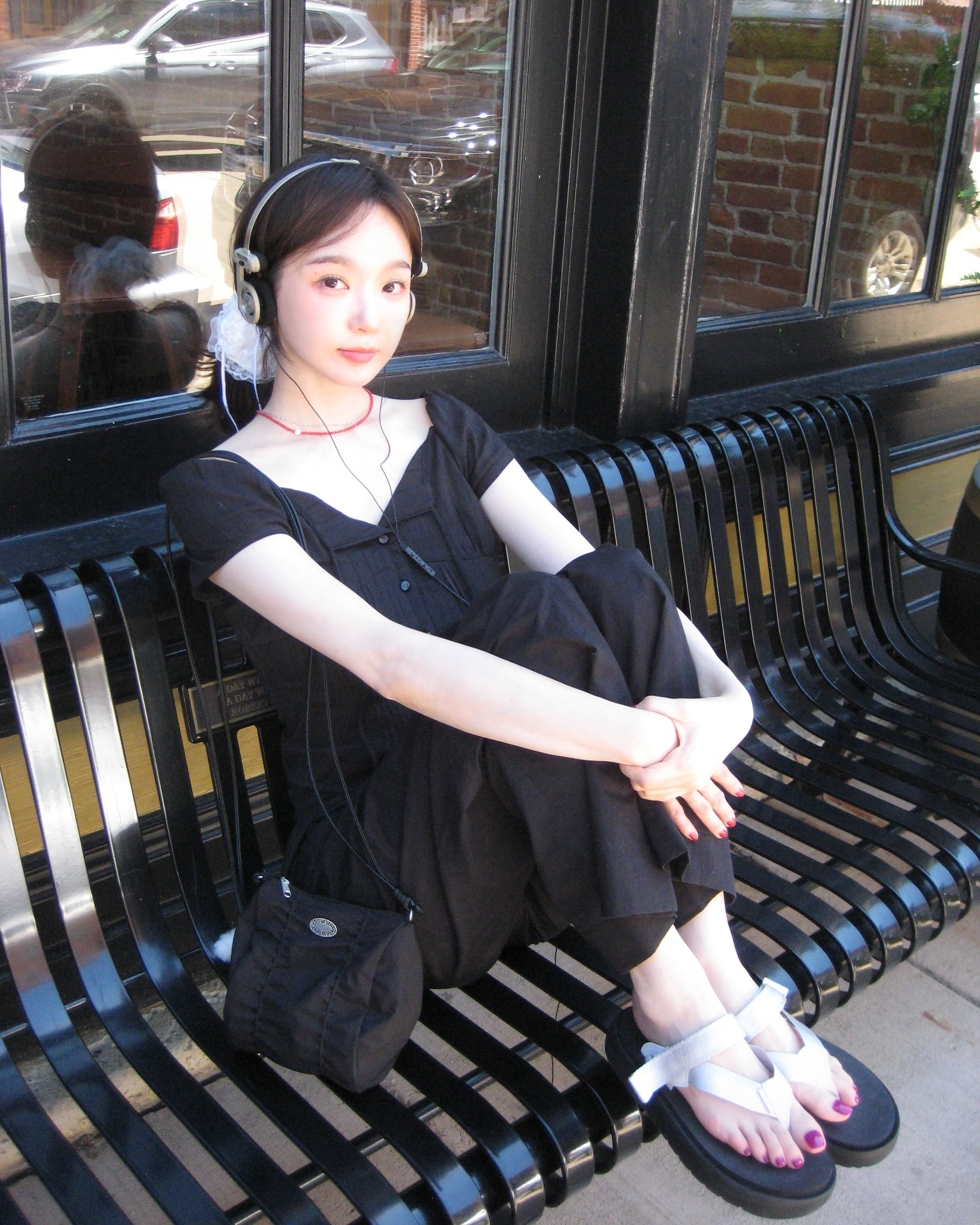 블랙룩엔 쪼리로 편한 무드🖤🩴 이미지