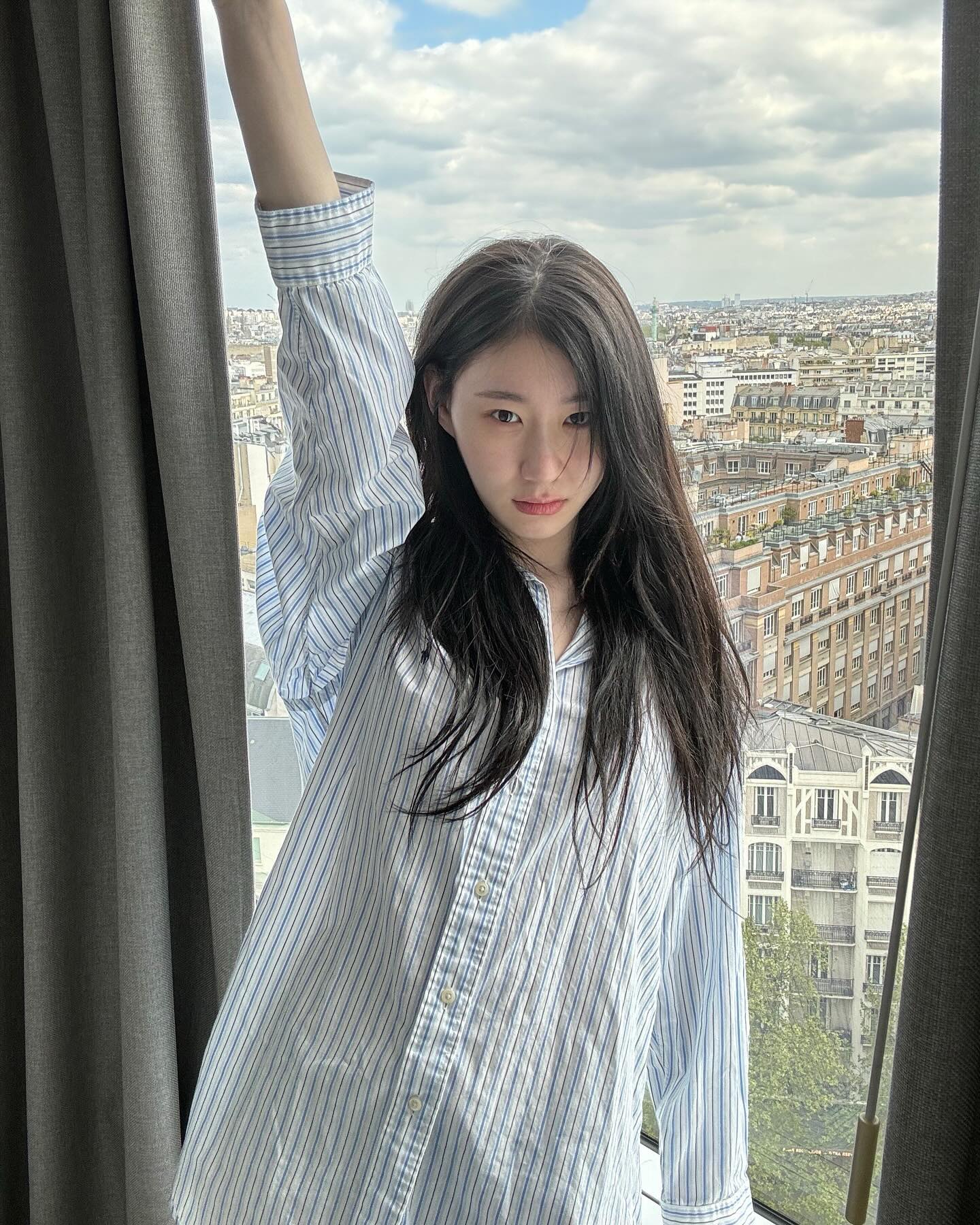 흰색 이너와 매치 스트라이프셔츠🤍 이미지