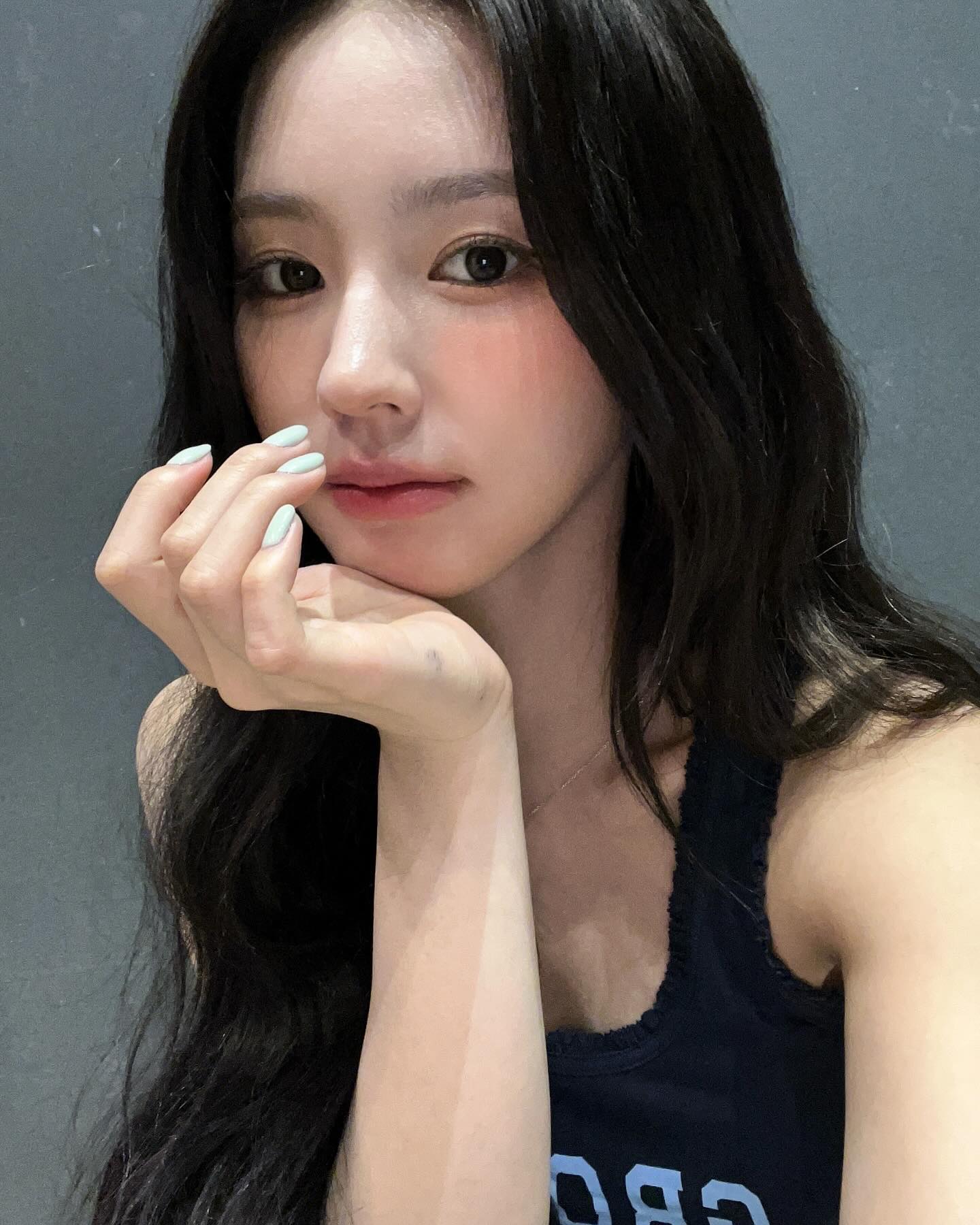 언니들 셀피로 알아보는 심플 네일💅 이미지