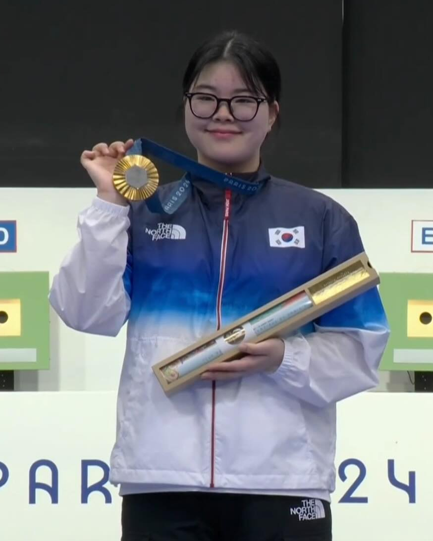 새콤달콤 7박스 받은 오예진🥇🎁

크라운제과가 사격 선수 오예진에게 새콤달콤을 선물했습니다. 앞서 오예진은 경기 전 ‘새콤달콤 레몬맛’을 먹고 시합하면 뭔가 시합이 잘 되는 거 같아 그 뒤로 계속 먹게 됐다고 밝힌 바 있는데요. 크라운 제과 관계자는 “제주를 찾아 오예진 선수의 부모님께 새콤달콤 7박스와 과자 선물을 전달했다”며 “오 선수가 경기 전에 새콤달콤 레몬맛을 먹는 루틴을 지켰다는 수상 소감을 듣고 축하와 감사 인사를 전하고 싶어 선물을 드렸다”고 전했습니다. 이미지