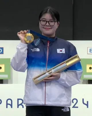새콤달콤 7박스 받은 오예진🥇🎁
크라운제과가 사격 선수 오예진에게 새콤달콤을 선물했습니다. 앞서 오예진은 경기 전 ‘새콤달콤 레몬맛’을 먹고 시합하면 뭔가 시합이 잘 되는 거 같아 그 뒤로 계속 먹게 됐다고 밝힌 바 있는데요. 크라운 제과 관계자는 “제주를 찾아 오예진 선수의 부모님께 새콤달콤 7박스와 과자 선물을 전달했다”며 “오 선수가 경기 전에 새콤달콤 레몬맛을 먹는 루틴을 지켰다는 수상 소감을 듣고 축하와 감사 인사를 전하고 싶어 선물을 드렸다”고 전했습니다. 이미지