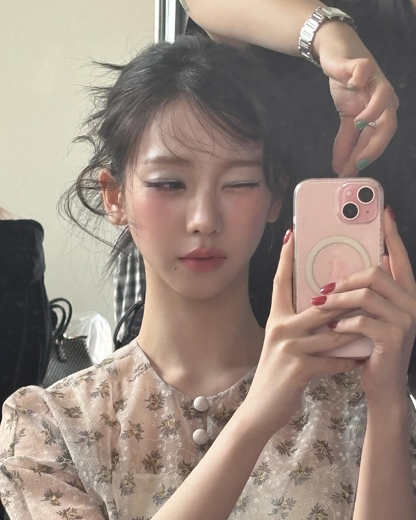 언니들 셀피로 알아보는 심플 네일💅 이미지
