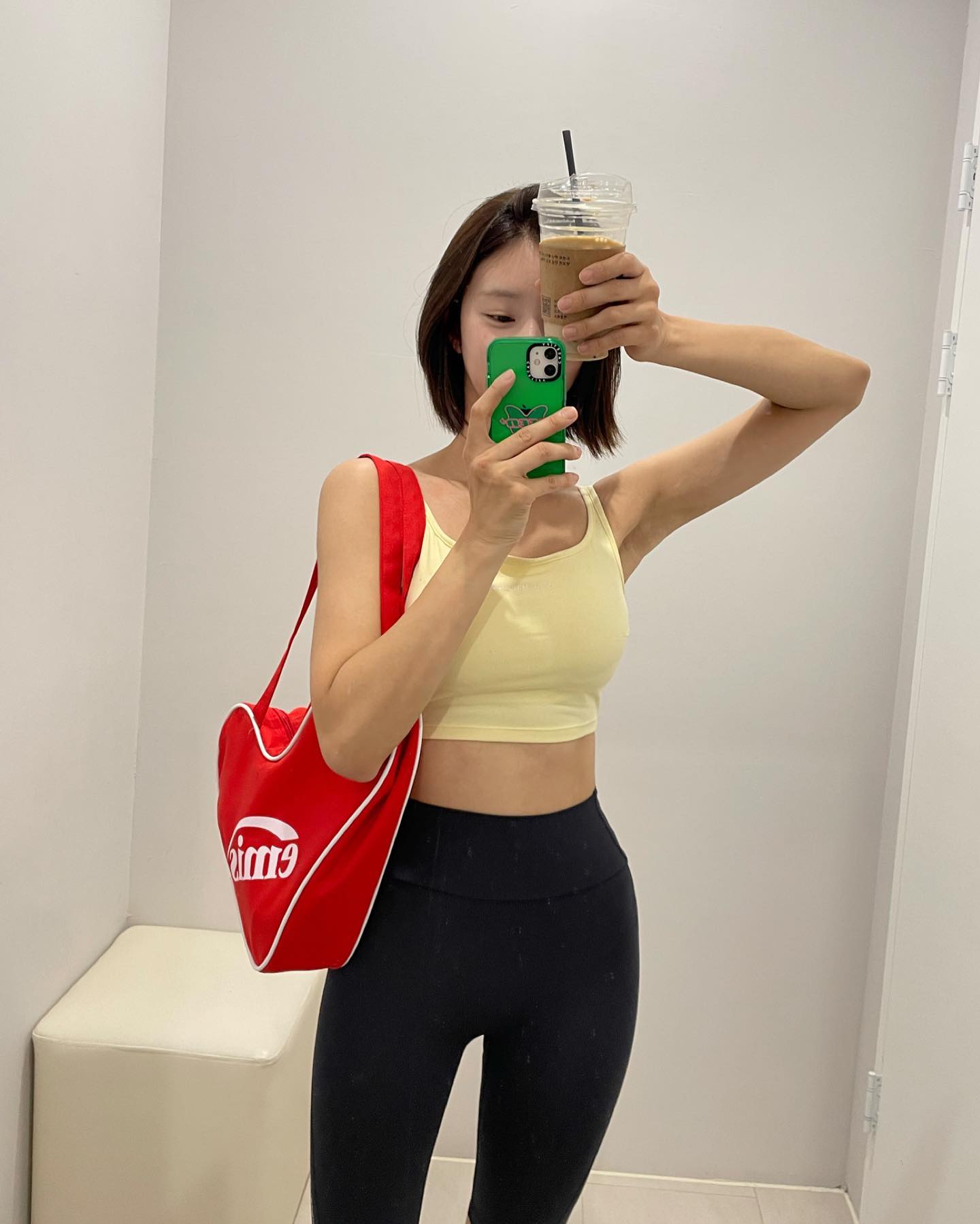 요즘 언니들 사복 코디 인기 가방👜
갓성비 좋은 이미스✨ 셀럽들 손민수 하기 좋은 아이템 모음✔️

1. 이주빈, 류이서: 커브 숄더백, 5만 7천 원.

2. 손나은: 레오파드 코듀로이 에코백, 3만 2천 원. 

3. 나나: 캔버스 레더 미니 백, 14만 원.

4. 장희령: 와펜 백팩, 8만 9천 원. / 파스텔 플라워 코듀로이 에코 백, 3만 2천 원. 

5. 류수정: PVC 메쉬 비치백, 6만 2천 원.

6. 채수빈: 데님 로고 호보백, 8만 4천 원. 이미지