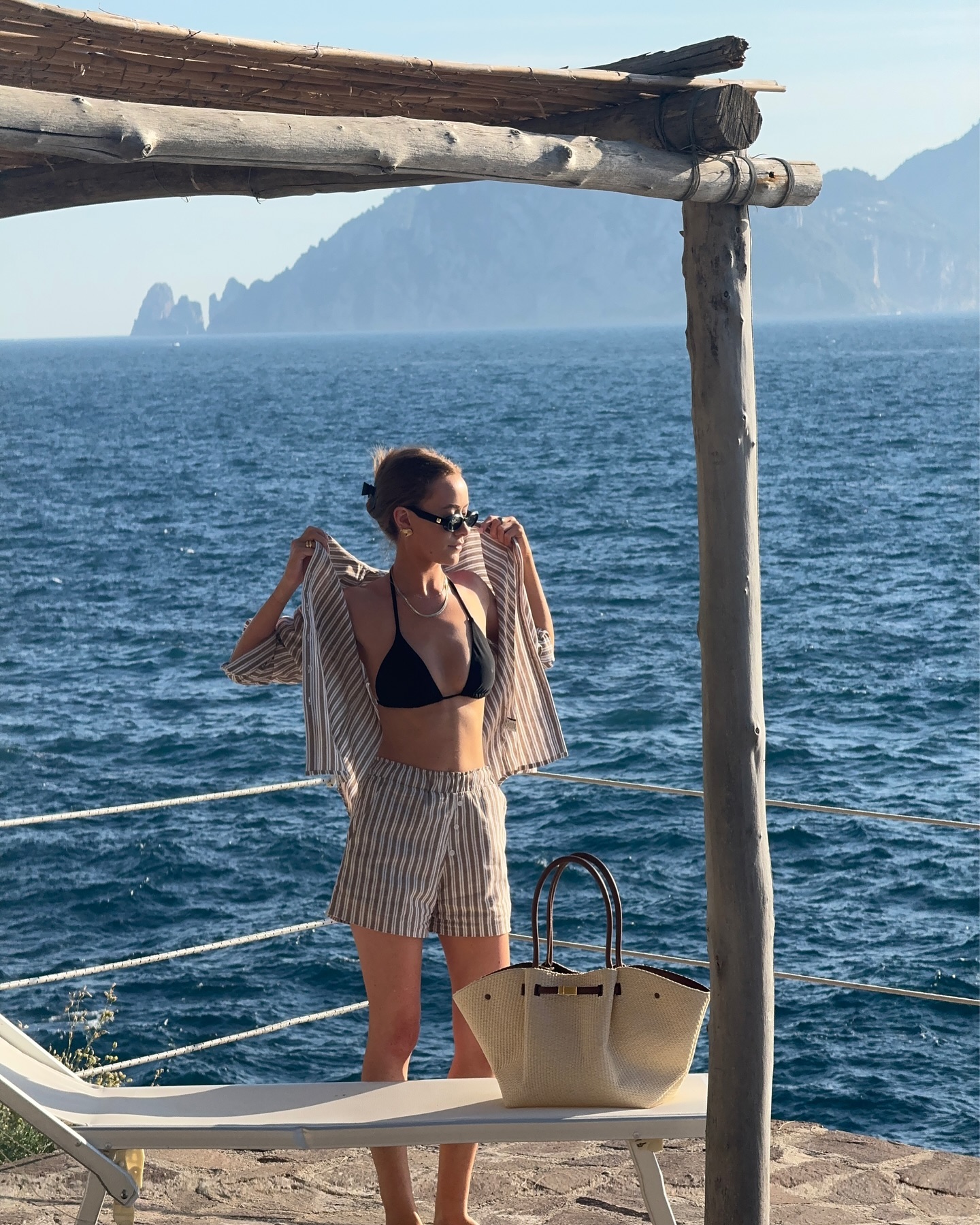 수영복 입을 준비가 아직이라면👙
평소 하체가 고민인 분들🤔수영복 커버업 이렇게 따라해 보세요

1. 레이스 스커트
하체 커버업 뿐만 아니라 로맨틱 무드까지 더해주는 레이스 스커트. 살짝 비치는 실루엣으로 감성 있는 바캉스룩을 완성할 수 있습니다.

2. 린넨 팬츠
살짝 비치는 것도 부담스럽다면 린넨 팬츠는 어떠세요? 활동하기에도 편하고 물놀이 후 입어도 금방 마르기 때문에 바캉스 아이템으로 제격이죠.

3. 밴딩 쇼츠
보다 경쾌한 스타일링이 가능한 밴딩 쇼츠도 하체 커버업 아이템으로 훌륭합니다. 귀여운 바캉스 룩을 원한다면 밴딩 쇼츠 추천 드려요.

4. 니트 팬츠
여름에 니트가 웬 말이냐 할 수 있지만 오히려 바캉스 룩에 찰떡인 니트 팬츠! 수영복과 비슷한 무드의 니트 팬츠를 매치하여 바캉스 룩을 완성해 보세요. 이미지6