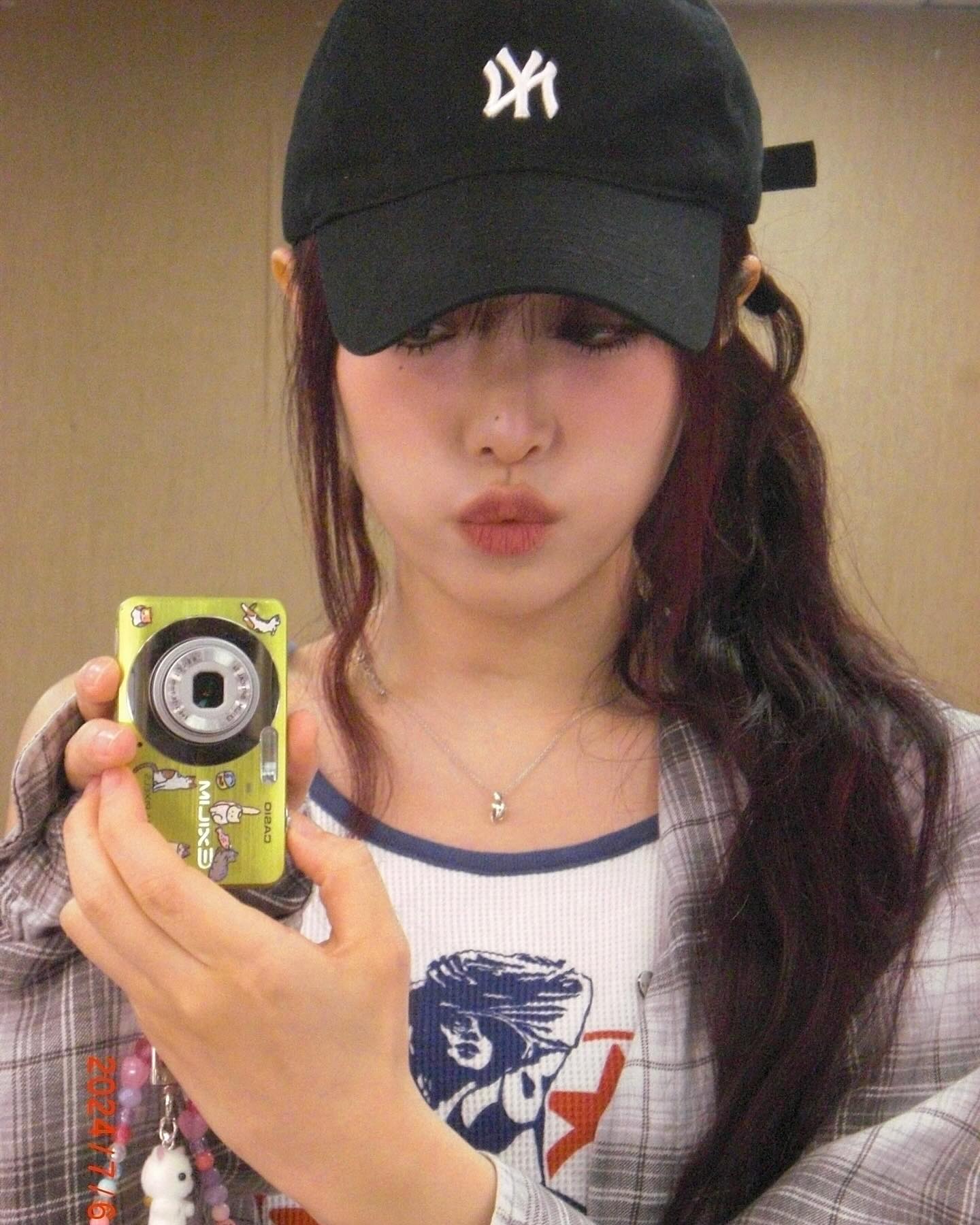 본격 폭염인 8월의 시작☀️💦
햇볕으로부터 구원해 줄 브랜드 볼캡 기본템 추천 5가지🧢

1. 슈프림 S 로고 6-패널 볼캡

2. MLB 뉴욕양키스 볼캡

3. 폴로 랄프 로렌 코튼 치노 볼캡

4. 슈프림 캠프 캡

5. 이미스 뉴로고 볼캡 이미지4