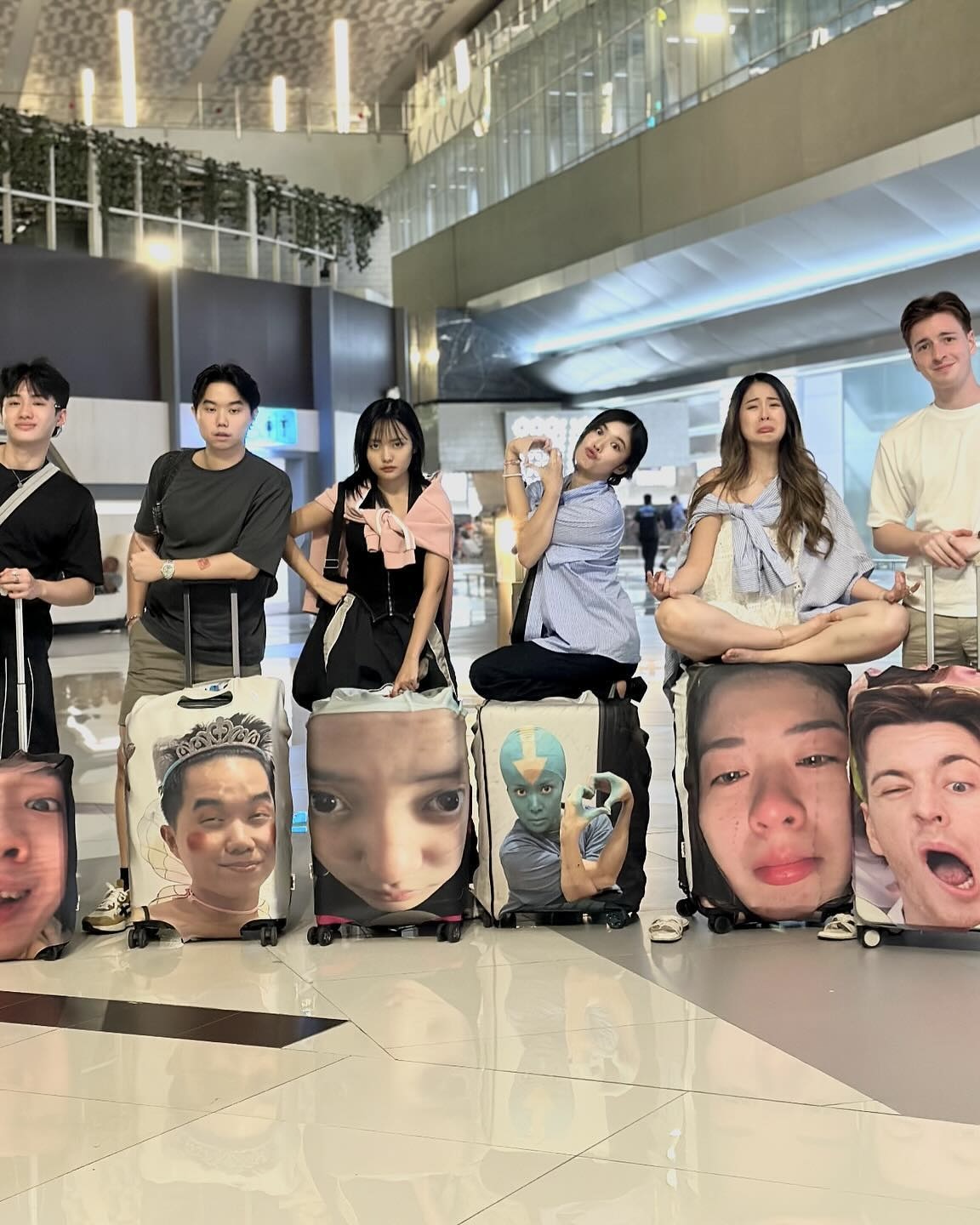 여행 떠나기 전 공항 무드✈️🏝️ 친구들이랑 함께 찍기 좋은 공항샷📸 우리도 우정 @뽐내보자  이미지