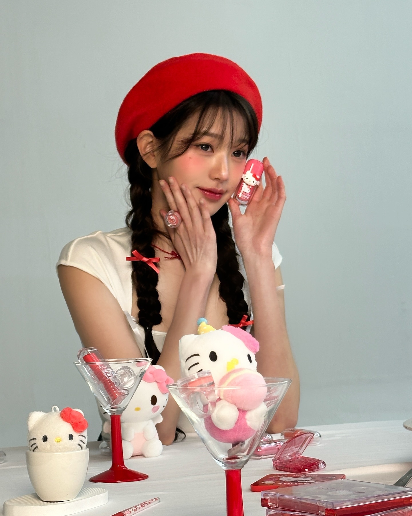 🎀HELLO WONYOUNG🎀
인간 헬로키티가 된 장원영의 어뮤즈 화보현장📸 이미지