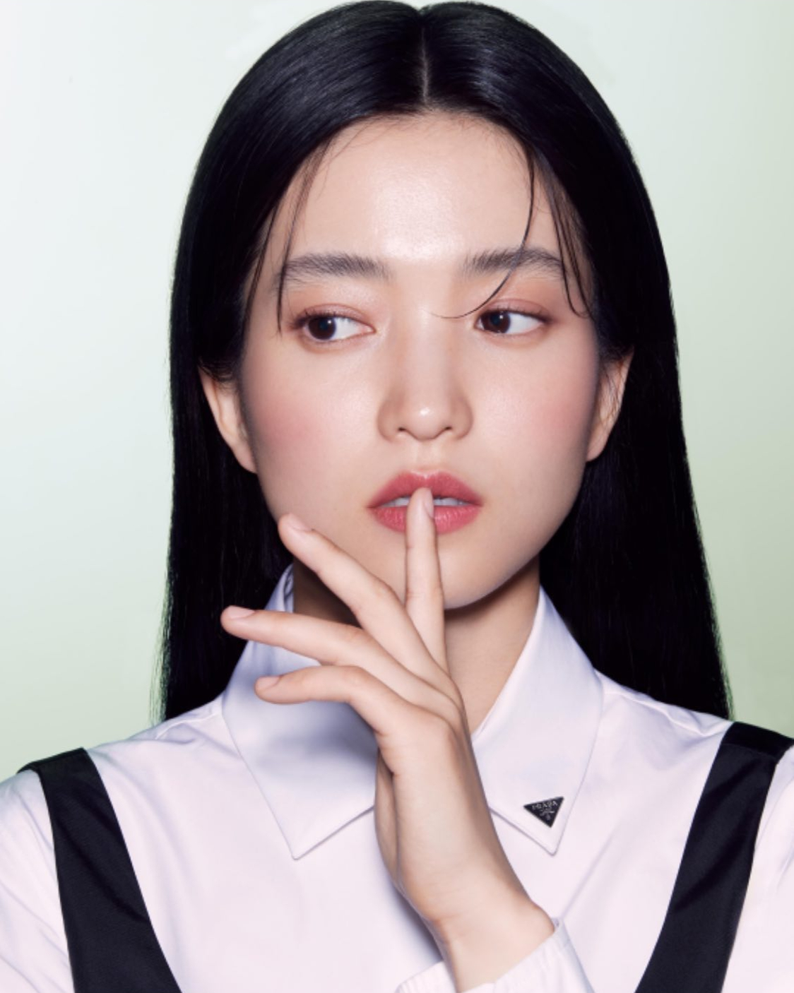 프라다 뷰티 앰버서더, 김태리💚  김태리가 프라다 뷰티 브랜드의 앰버서더로 발탁됐습니다. 프라다 뷰티의 첫 국내 런칭과 동시에 국내 첫 앰버서더라는 점에서 더욱 의미가 깊은데요. 김태리는 "아름다움에 대한 새로운 비전을 제시하는 브랜드인 프라다 뷰티의 앰버서더로 선정되어 설레고 영광이다. 앞으로 프라다 뷰티와 함께 아름다우면서도 창조적 영감이 공존하는 특별한 여정을 만들어 나가고 싶다"라고 발탁 소감을 전했습니다. 이미지