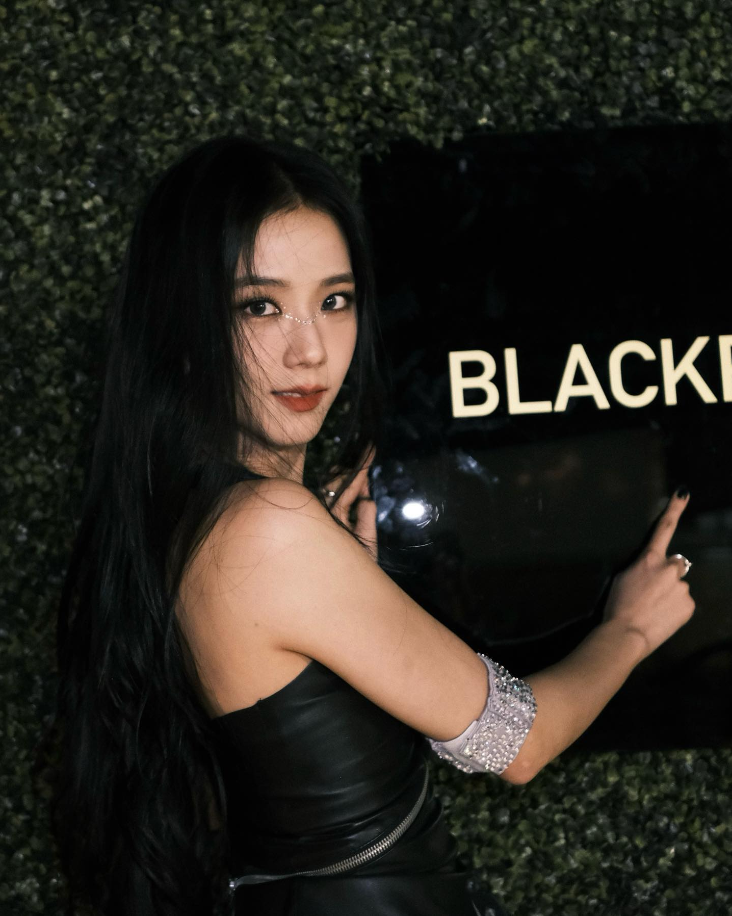 K-좀비물에 출연하는 지수🧟‍♀️🖤

지수가 배우 박정민과 함께 쿠팡플레이 ’뉴토피아’에 출연합니다. ’뉴토피아’는 서울의 고층 빌딩 방공부대를 배경으로 군인 재윤과 방금 이별을 통보받은 그의 여자친구 영주가 좀비 떼와 사투를 벌이며 서로를 향해 달려가는 과정을 그린 드라마인데요. 지수는 영주 역을, 박정민은 재윤 역을 맡아 연인 호흡을 맞추게 되었습니다. 이미지