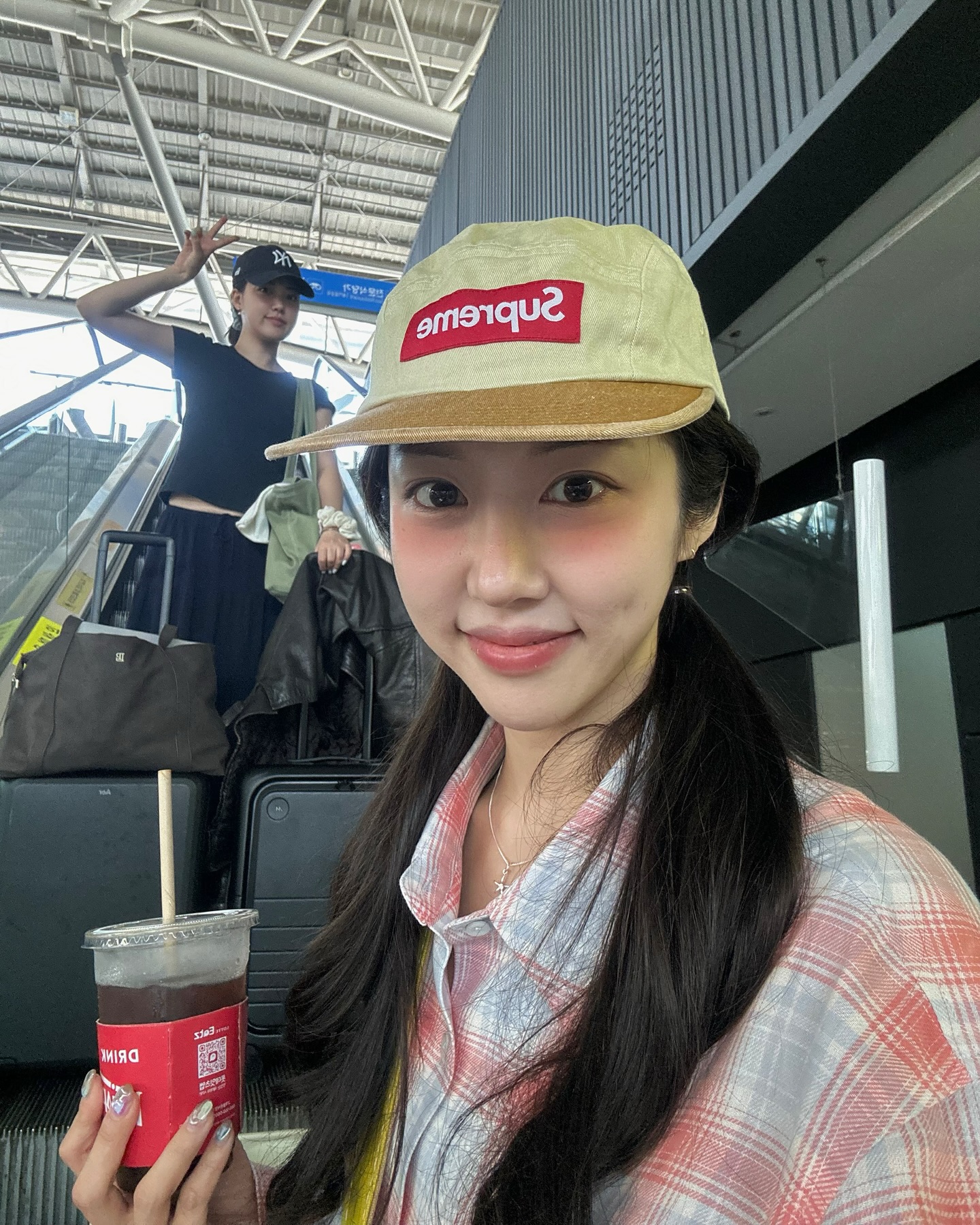 본격 폭염인 8월의 시작☀️💦
햇볕으로부터 구원해 줄 브랜드 볼캡 기본템 추천 5가지🧢

1. 슈프림 S 로고 6-패널 볼캡

2. MLB 뉴욕양키스 볼캡

3. 폴로 랄프 로렌 코튼 치노 볼캡

4. 슈프림 캠프 캡

5. 이미스 뉴로고 볼캡 이미지8