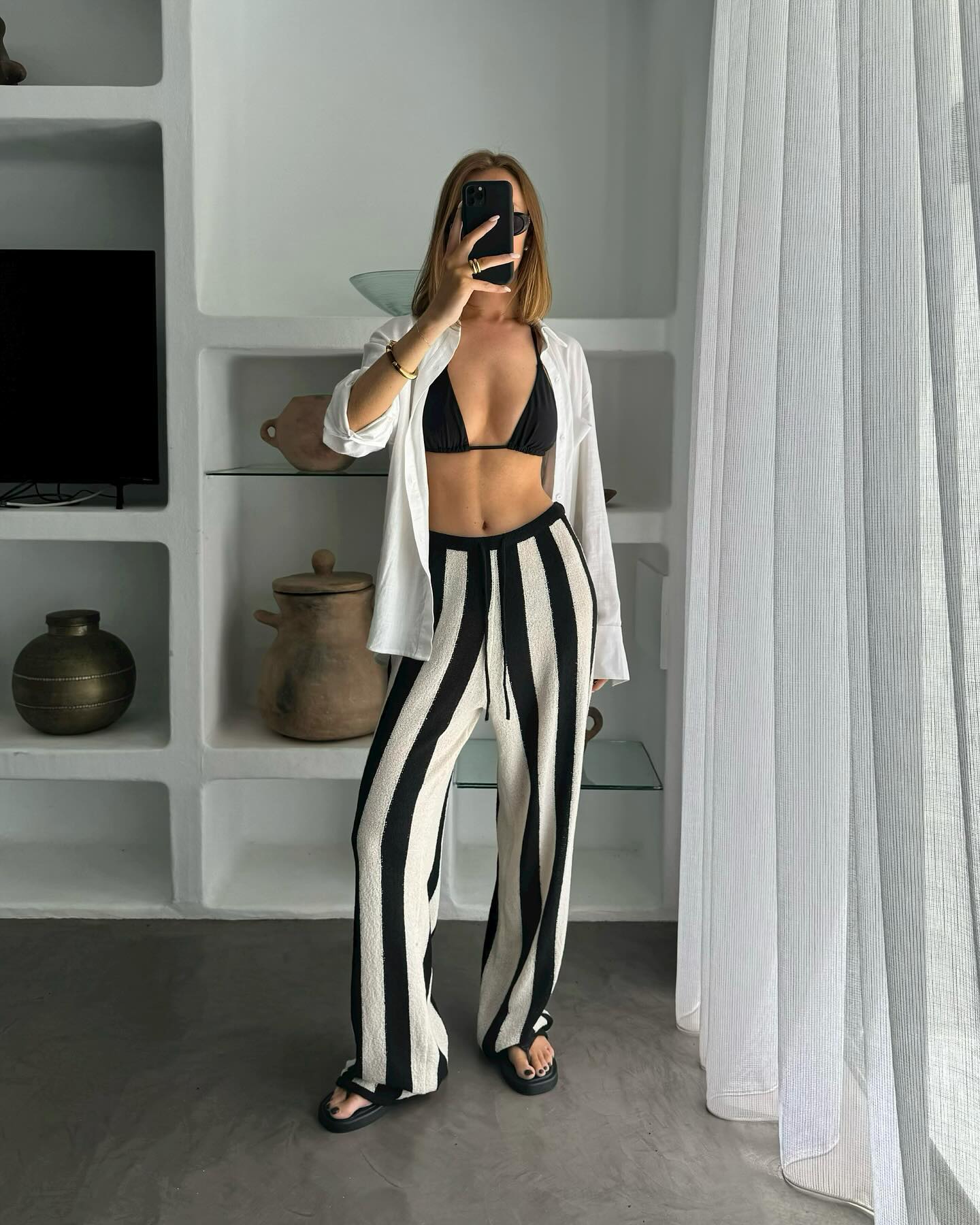 수영복 입을 준비가 아직이라면👙
평소 하체가 고민인 분들🤔수영복 커버업 이렇게 따라해 보세요

1. 레이스 스커트
하체 커버업 뿐만 아니라 로맨틱 무드까지 더해주는 레이스 스커트. 살짝 비치는 실루엣으로 감성 있는 바캉스룩을 완성할 수 있습니다.

2. 린넨 팬츠
살짝 비치는 것도 부담스럽다면 린넨 팬츠는 어떠세요? 활동하기에도 편하고 물놀이 후 입어도 금방 마르기 때문에 바캉스 아이템으로 제격이죠.

3. 밴딩 쇼츠
보다 경쾌한 스타일링이 가능한 밴딩 쇼츠도 하체 커버업 아이템으로 훌륭합니다. 귀여운 바캉스 룩을 원한다면 밴딩 쇼츠 추천 드려요.

4. 니트 팬츠
여름에 니트가 웬 말이냐 할 수 있지만 오히려 바캉스 룩에 찰떡인 니트 팬츠! 수영복과 비슷한 무드의 니트 팬츠를 매치하여 바캉스 룩을 완성해 보세요. 이미지7