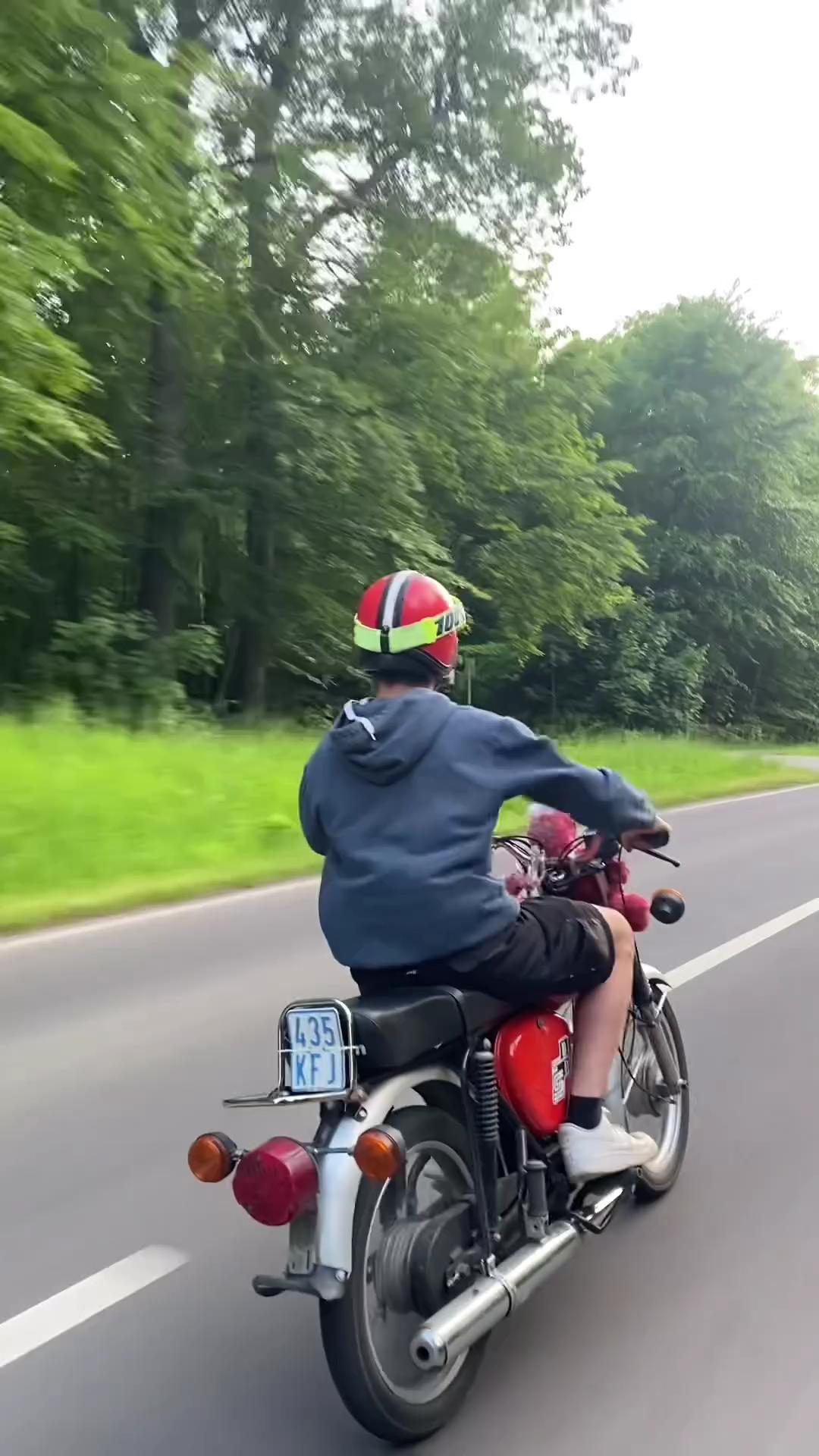 50cc 오토바이로도 윌리하는 장인🏍️🔥 이미지