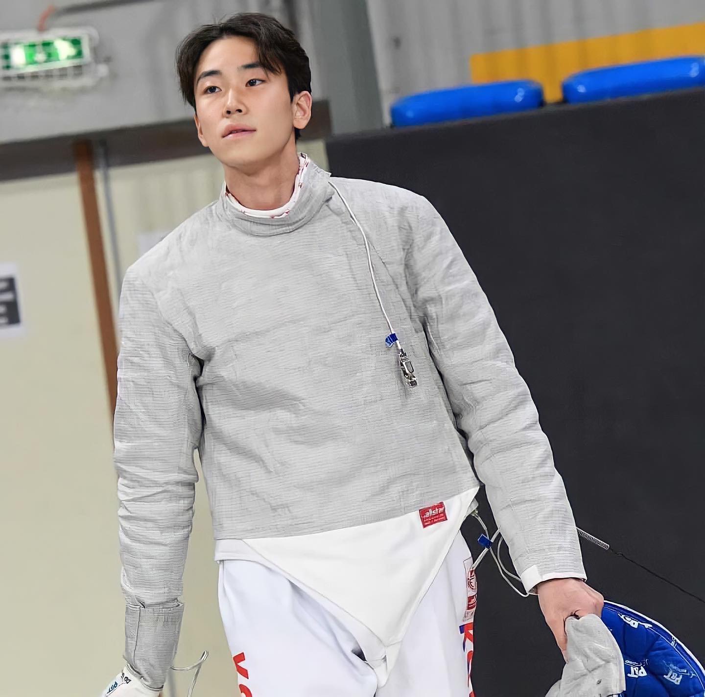 질 자신이 없었다는 도경동🥹🤺

1일(한국 시각) 오전, 도경동, 오상욱, 구본길, 박상원은 펜싱 남자 사브르 단체전에서 헝가리를 꺾고 금메달을 따내며 올림픽 3연패를 달성했는데요. ‘새내기 어펜져스’ 도경동의 활약은 한국 스포츠 역사에 길이 남을 명장면을 만들며 많은 사람들에게 여운을 남겼습니다. 7라운드에서 구본길 대신 교체 투입된 도경동은 빠르고 과감한 공격으로 순식간에 5점을 따내면서 스코어를 35-29로 만들었는데요. 이는 금메달의 발판이 되어 45-41로 헝가리를 이기며 금메달을 목에 걸게 되었습니다. 한편, 도경동은 현재 국군체육부대 소속으로 오는 10월 16일 전역 예정이었지만, 이번 금메달로 2개월 더 빠르게 민간인 신분으로 돌아가게 되었습니다. 이미지