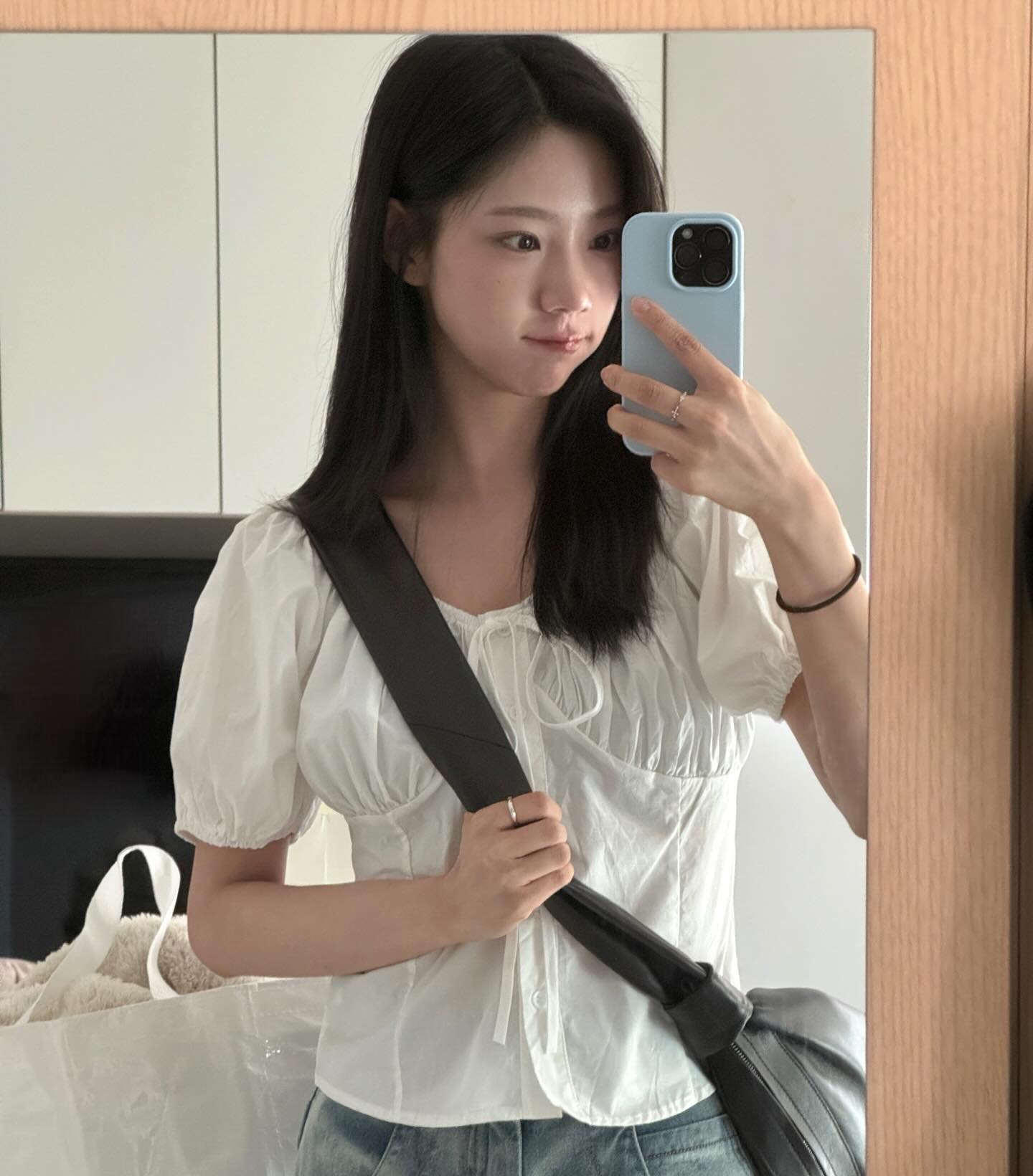 흰색 퍼프 반팔블라우스에 데님🤍
심플하고 러블리한 조합✨ 주말 데이트룩으로 @어때?👍🏻 이미지2