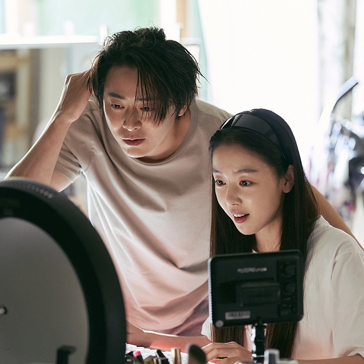 조정석 원맨쇼 영화 파일럿👩🏻‍✈️

영화 ‘파일럿’이 개봉 이틀 만에 약 65만 관객을 돌파하고, 이틀 연속 박스오피스 1위를 차지하며 관객 몰이를 시작했습니다. ‘파일럿’은 개봉 첫날, 37만 3548명의 관객을 동원하며 올여름 개봉작 중 최고 오프닝 스코어를 기록했는데요. 이는 2024년 천만 흥행작 ‘파묘’와 2023년 '밀수'를 뛰어넘은 기록으로 주말 영화 예매율에도 이목이 쏠리고 있습니다. 이미지3