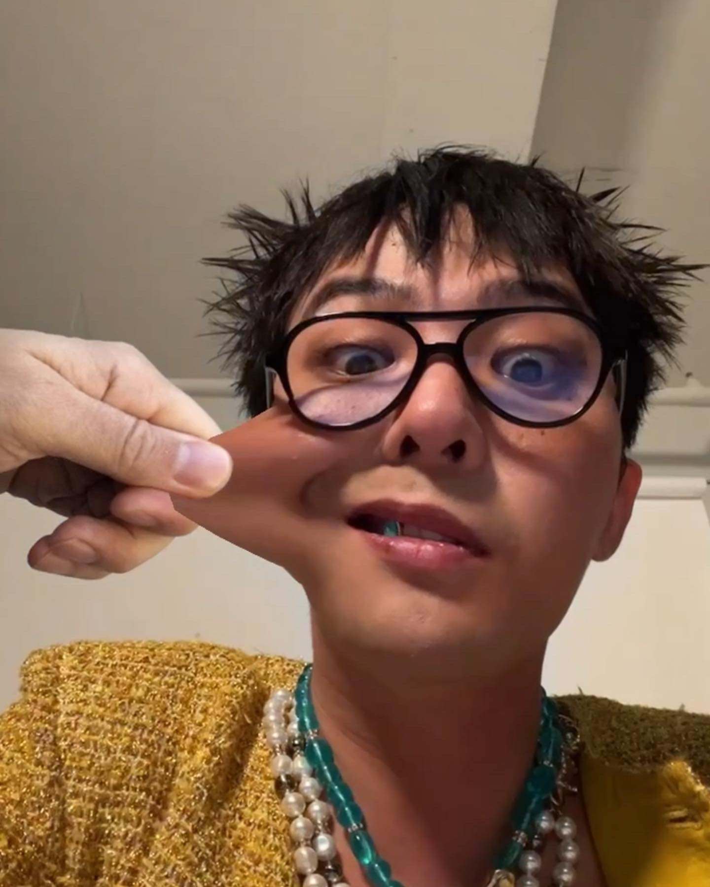 권지용은 지디 GD는 지드래곤🤟  권지용의 전 소속사 YG엔터테인먼트가 활동명 ‘지드래곤’, ‘지디’등에 대한 상표권을 대가 없이 양도했습니다. YG에 있어 지드래곤은 상징적인 아티스트고, ‘지드래곤’이라는 이름은 그 자체로 정체성을 머금고 있기 때문에 내린 결정이라고 하는데요. 이에 하반기 솔로 활동을 계획하고 있는 권지용은 향후 활동에서 ‘지드래곤’이라는 기존 활동명을 자유롭게 사용할 수 있게 됐습니다. 이미지