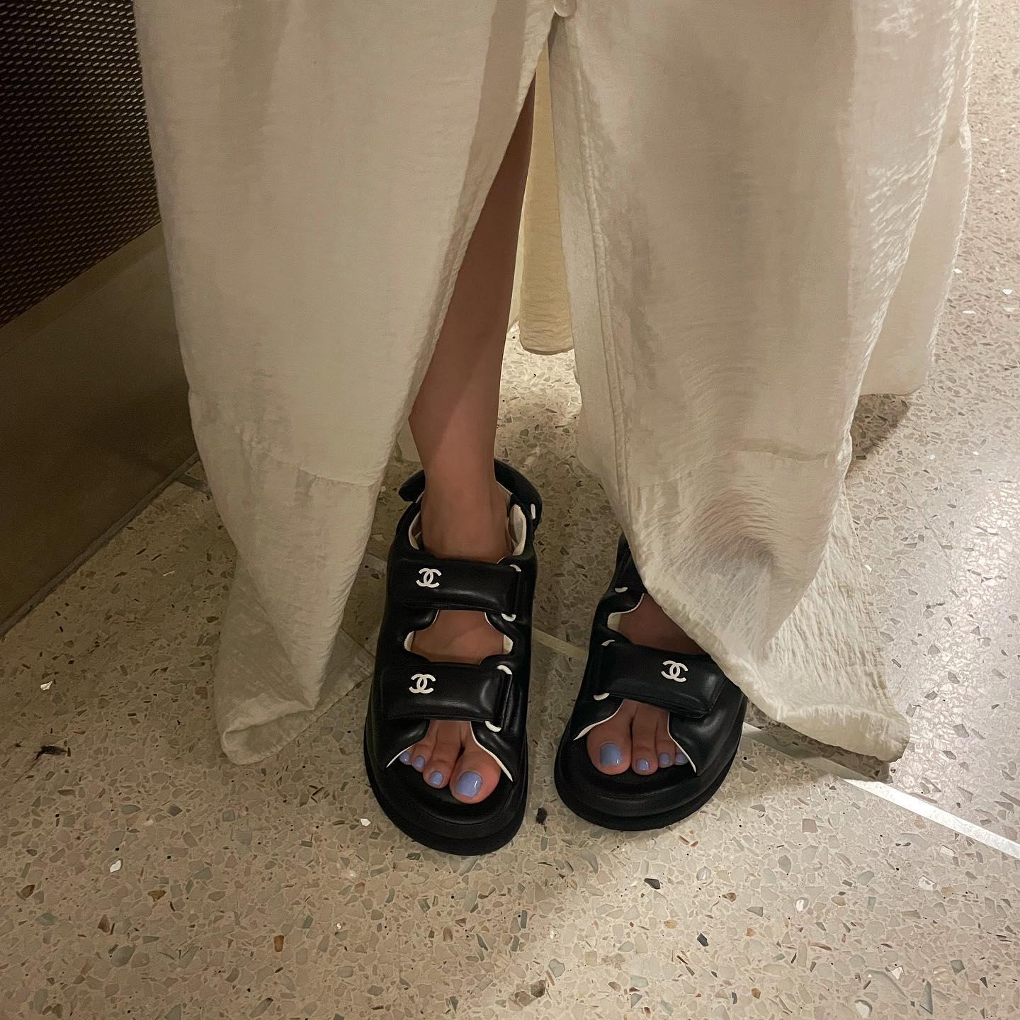 여름 위시템 샤넬 벨크로 샌들🖤🩴
우아하고 럭셔리한 발끝 포인트✨ 시크하게 블랙 컬러로 픽✔️ 이미지