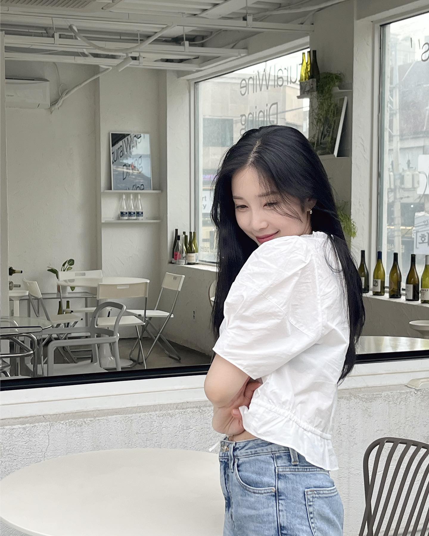흰색 퍼프 반팔블라우스에 데님🤍
심플하고 러블리한 조합✨ 주말 데이트룩으로 @어때?👍🏻 이미지6