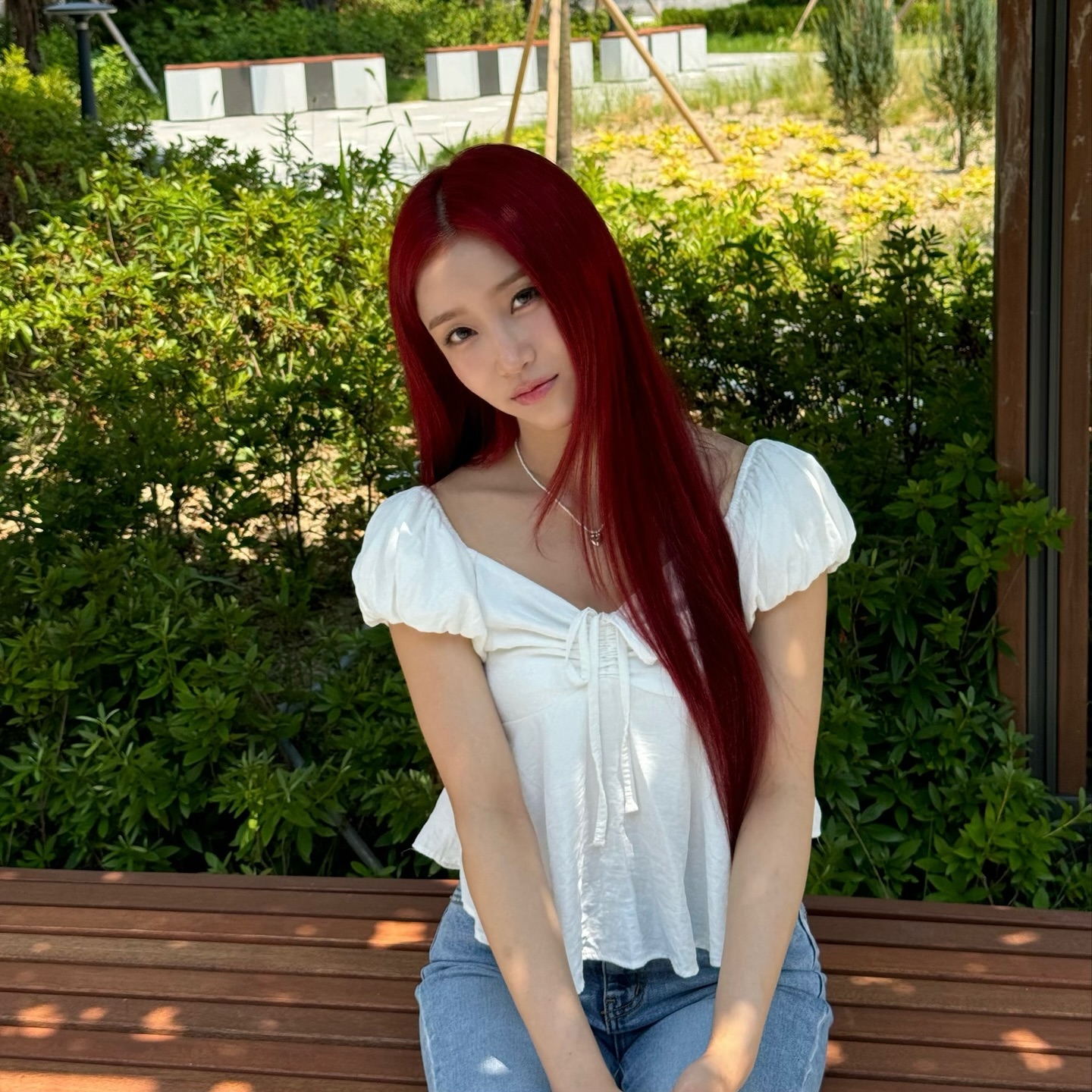흰색 퍼프 반팔블라우스에 데님🤍
심플하고 러블리한 조합✨ 주말 데이트룩으로 @어때?👍🏻 이미지5